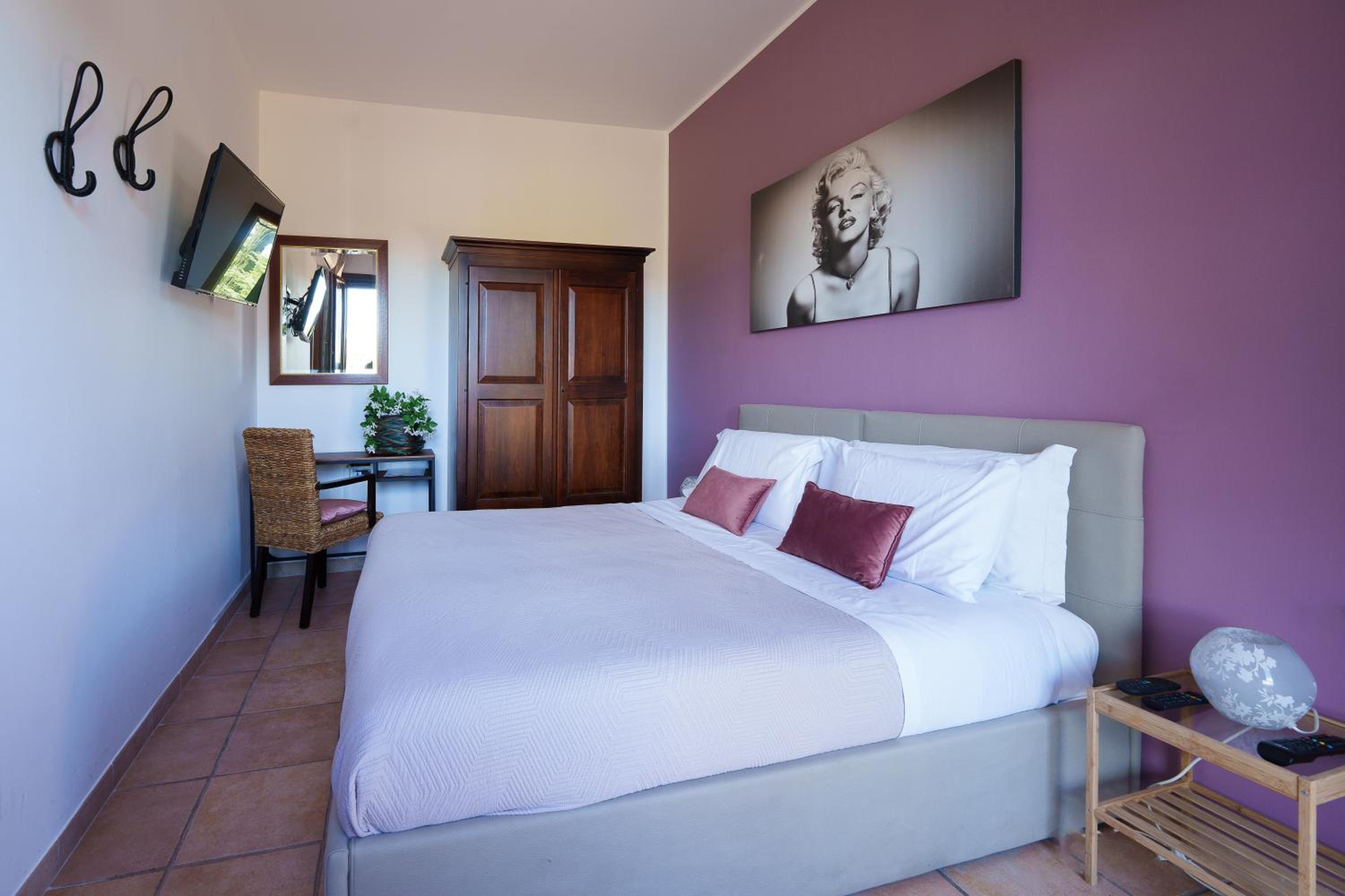 Standard Double or Twin Room - Photo 8