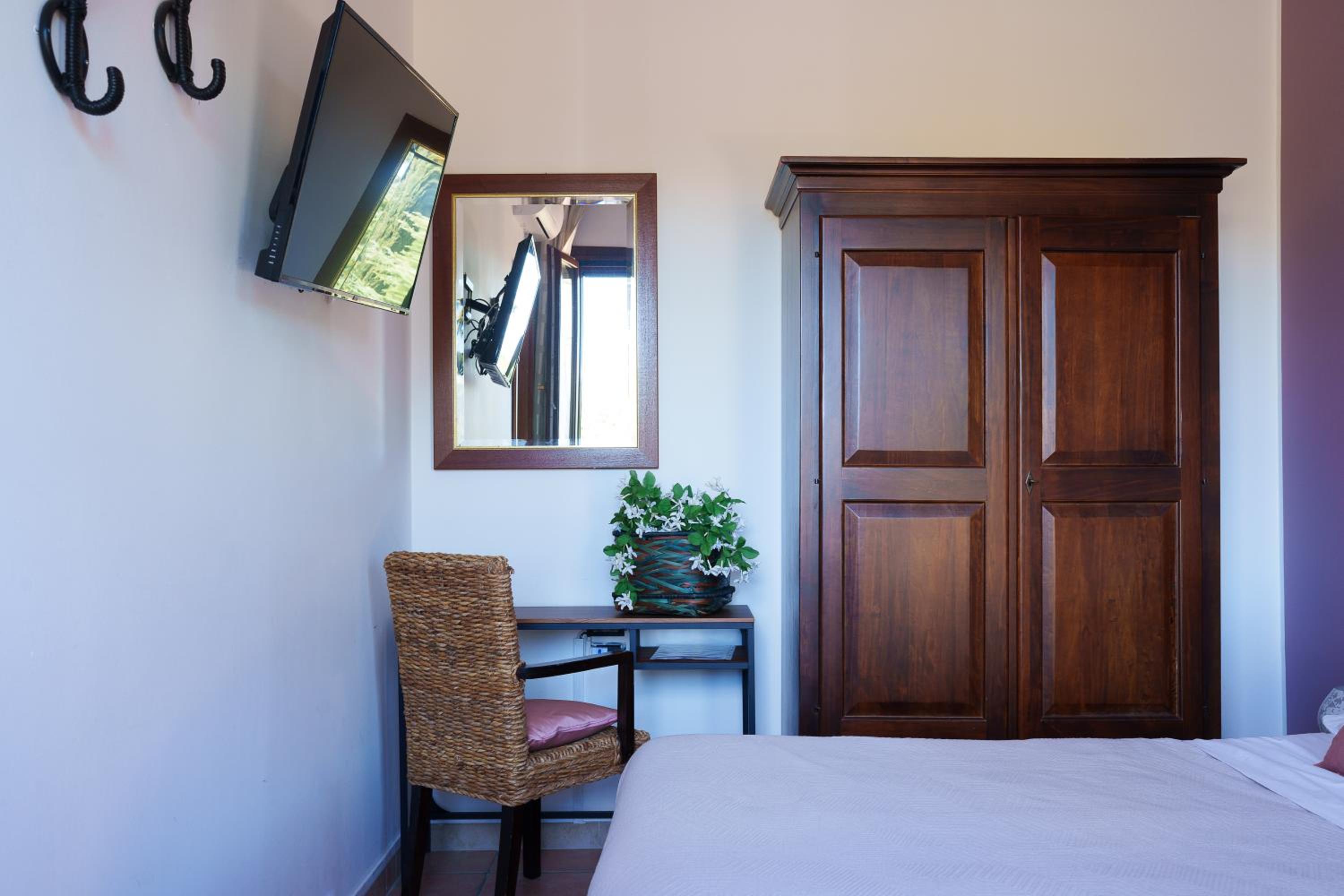 Standard Double or Twin Room - Photo 3