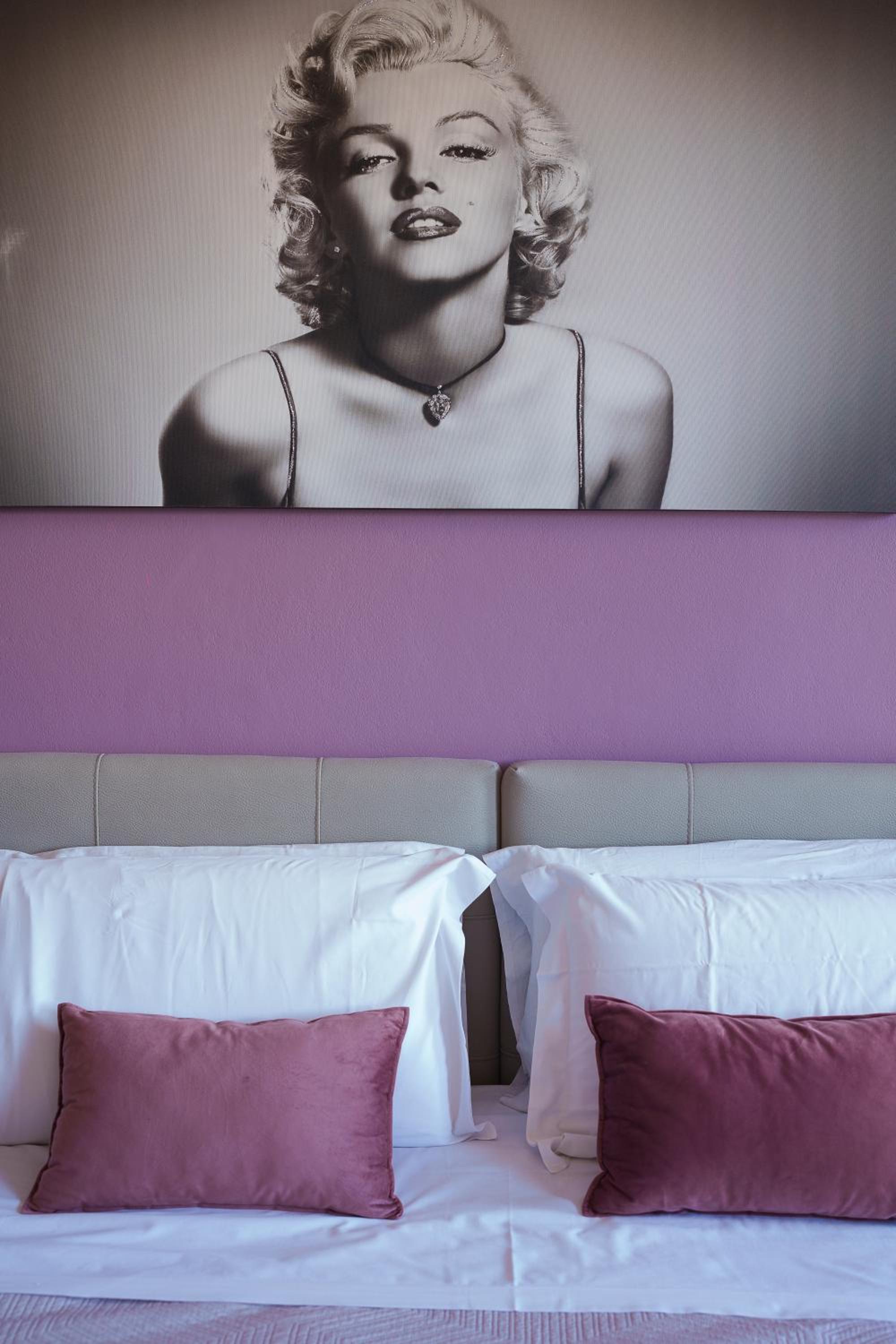 Standard Double or Twin Room - Photo 11