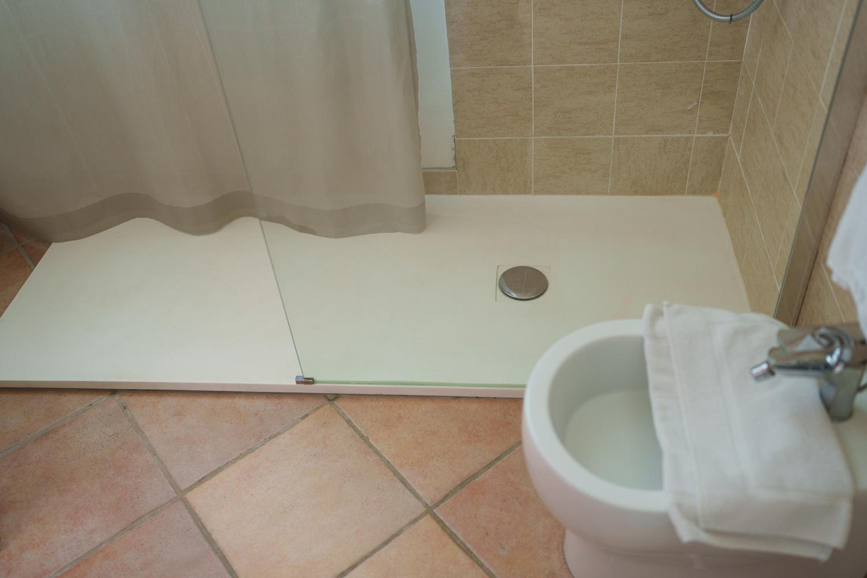 Standard Double or Twin Room - Photo 13