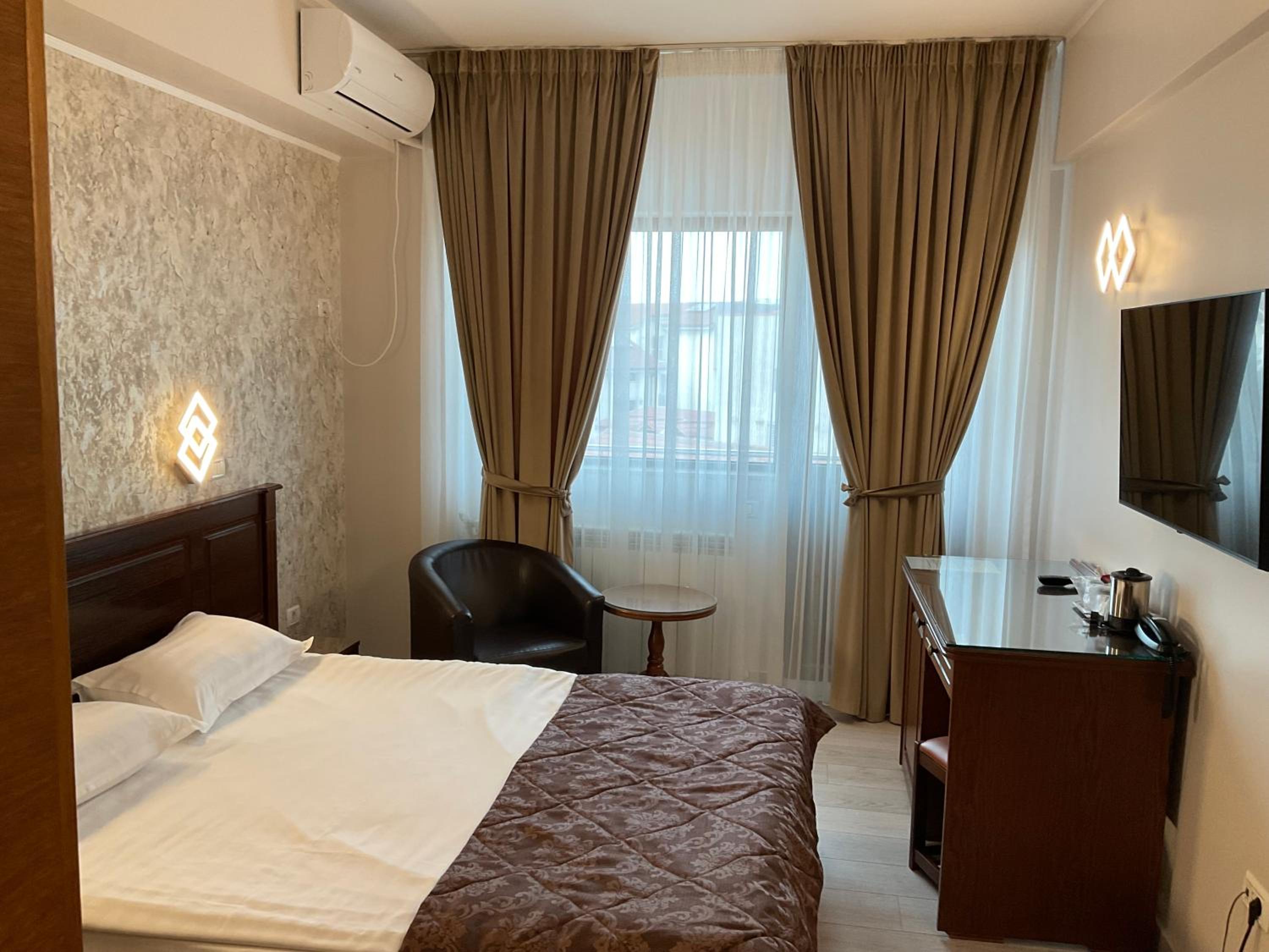 Double or Twin Room - Photo 8