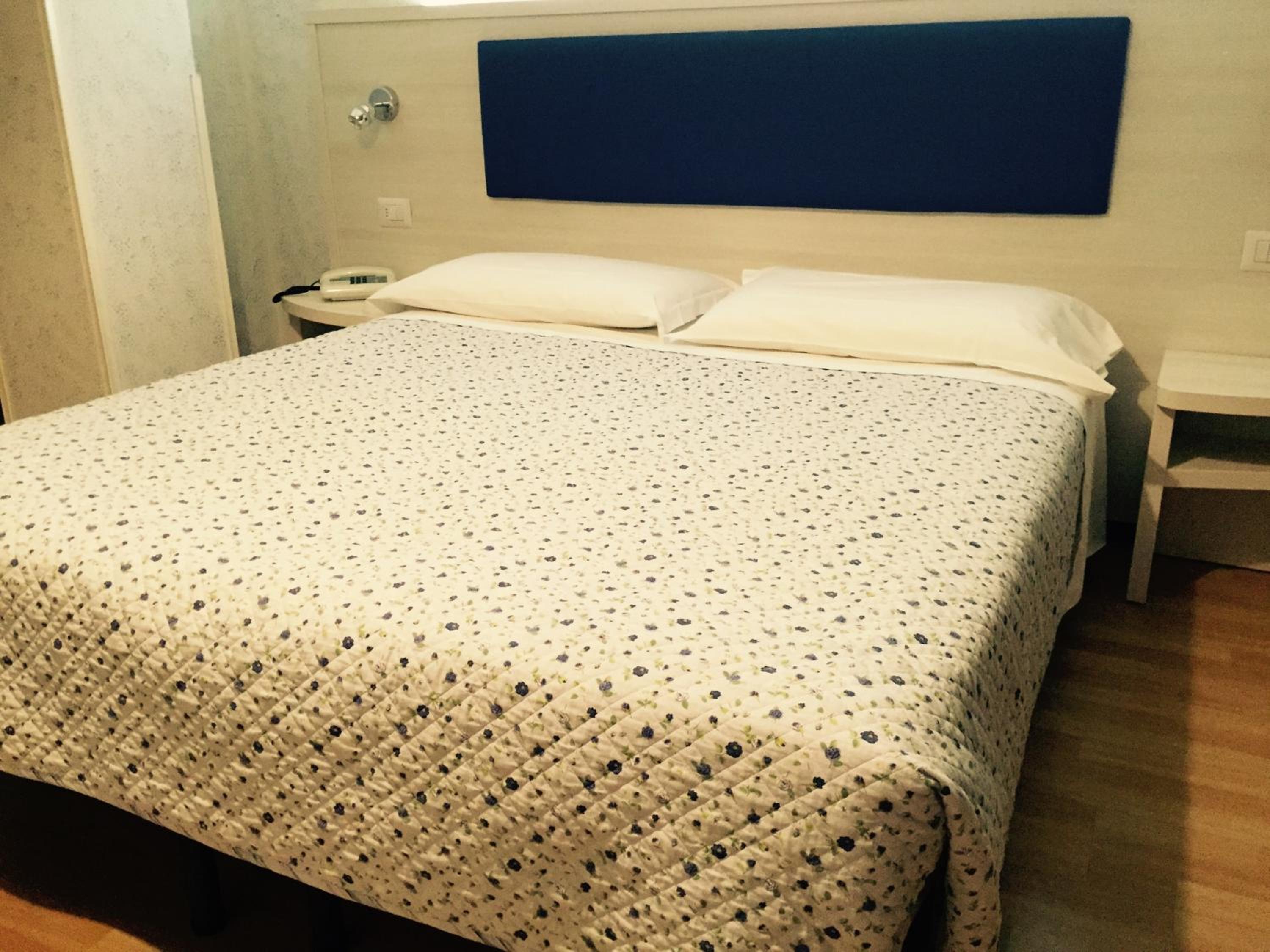 Double or Twin Room - Photo 5