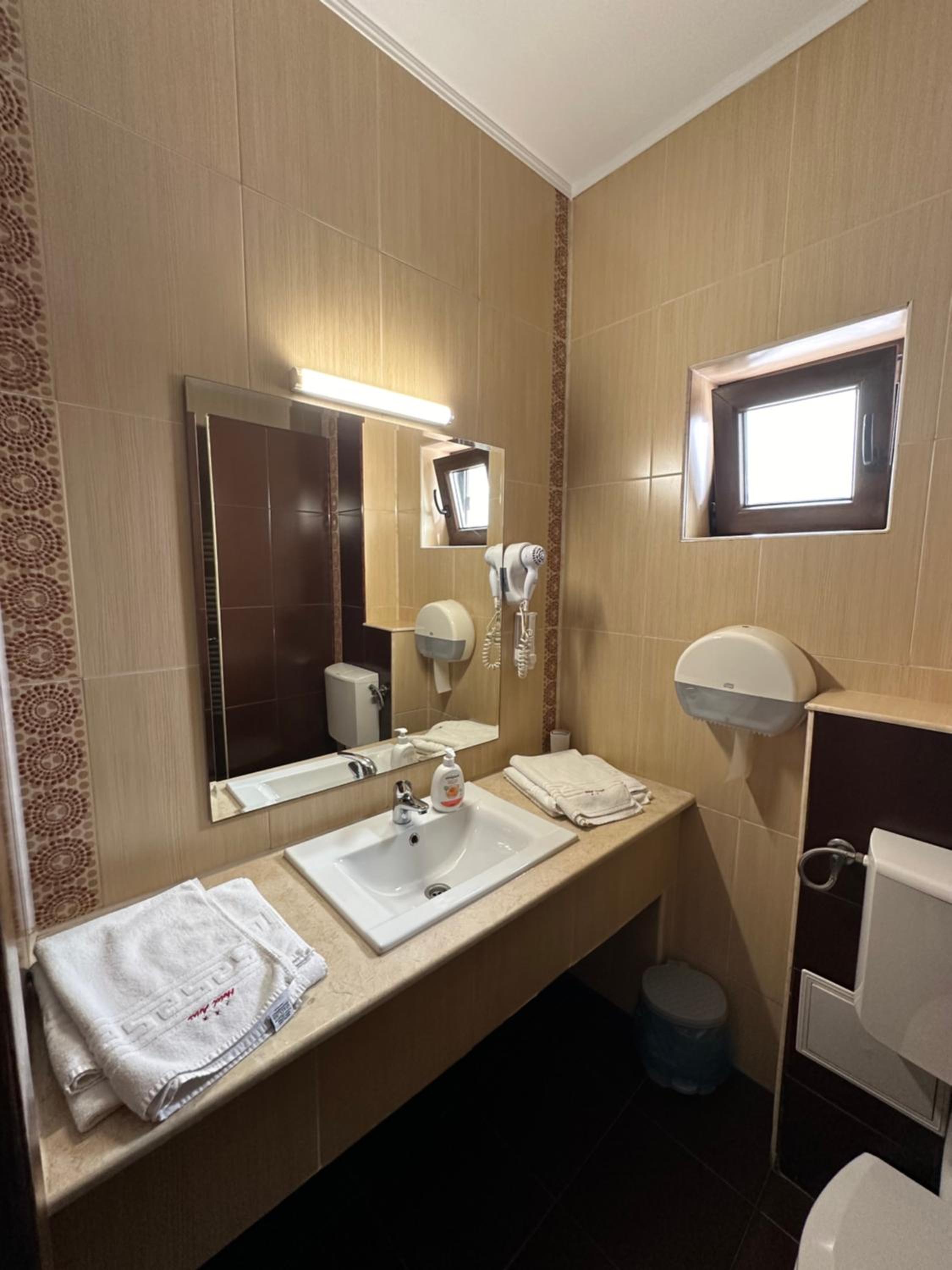 Twin Room - Photo 7