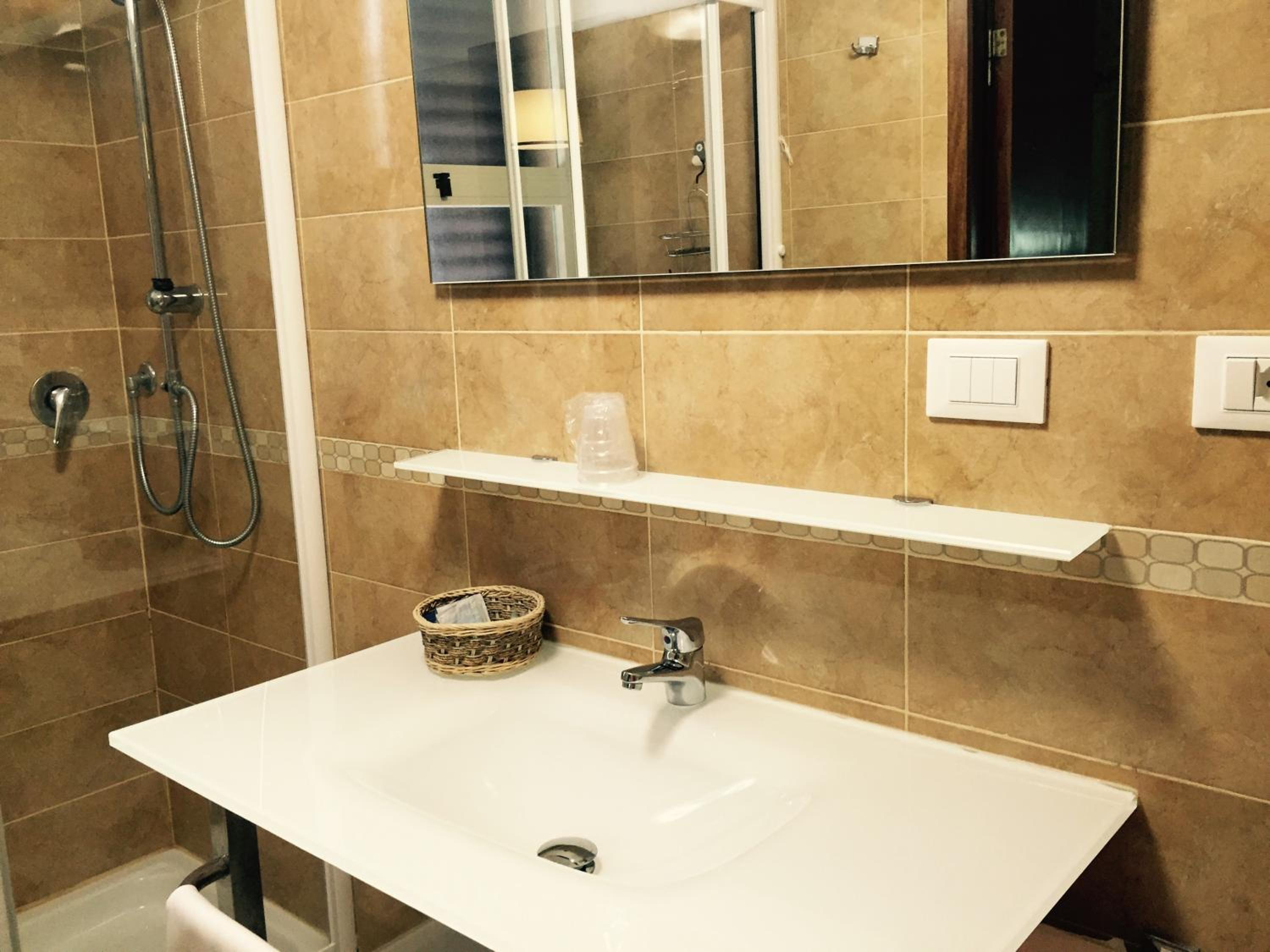 Double or Twin Room - Photo 6