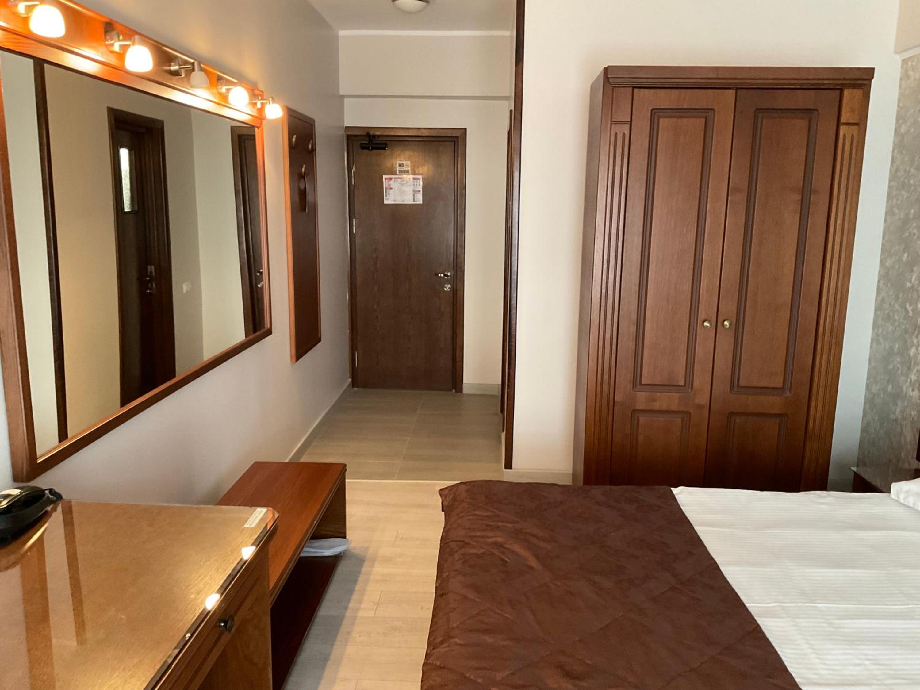 Double or Twin Room - Photo 9
