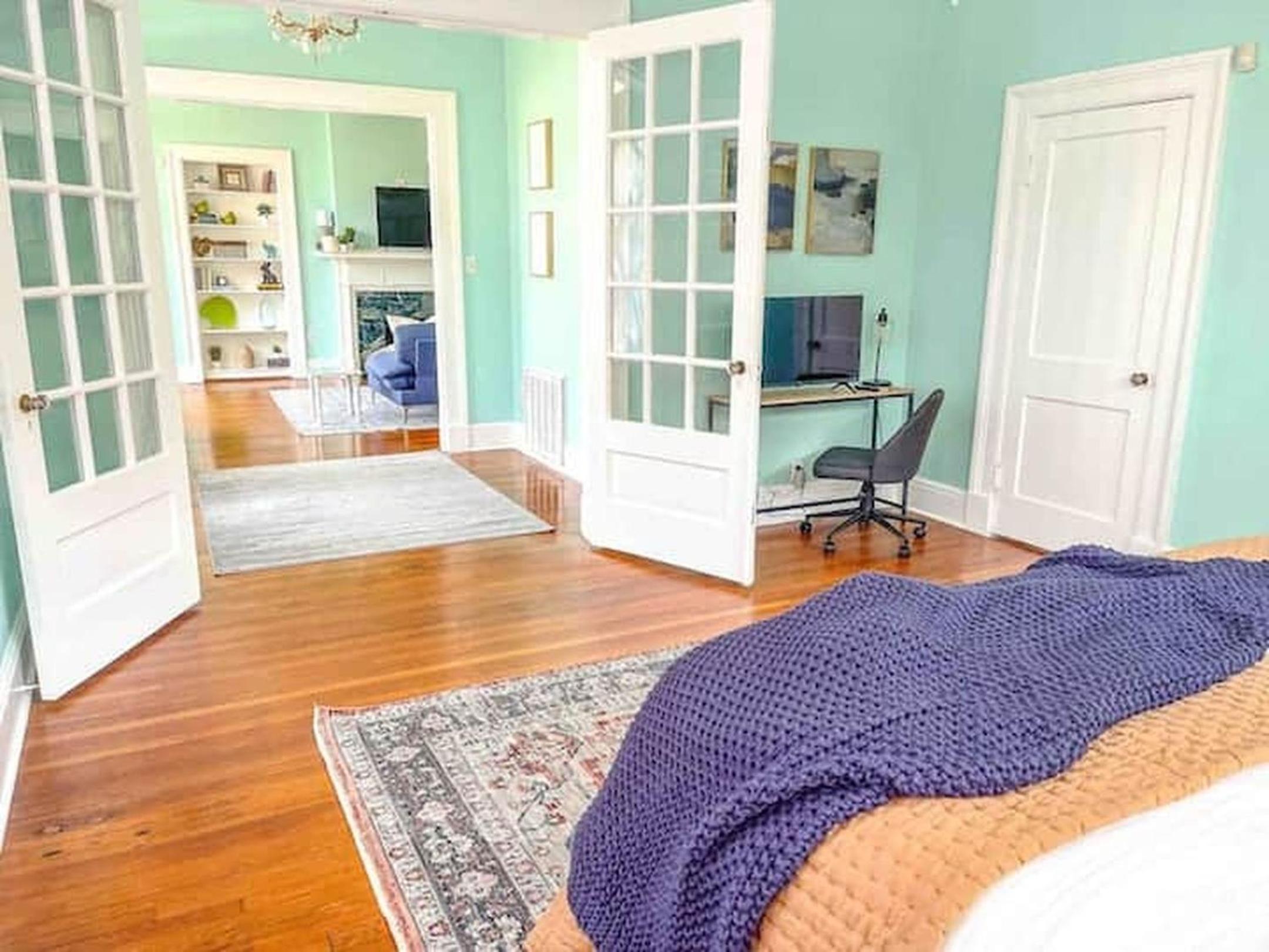 Five-Bedroom House photo 2
