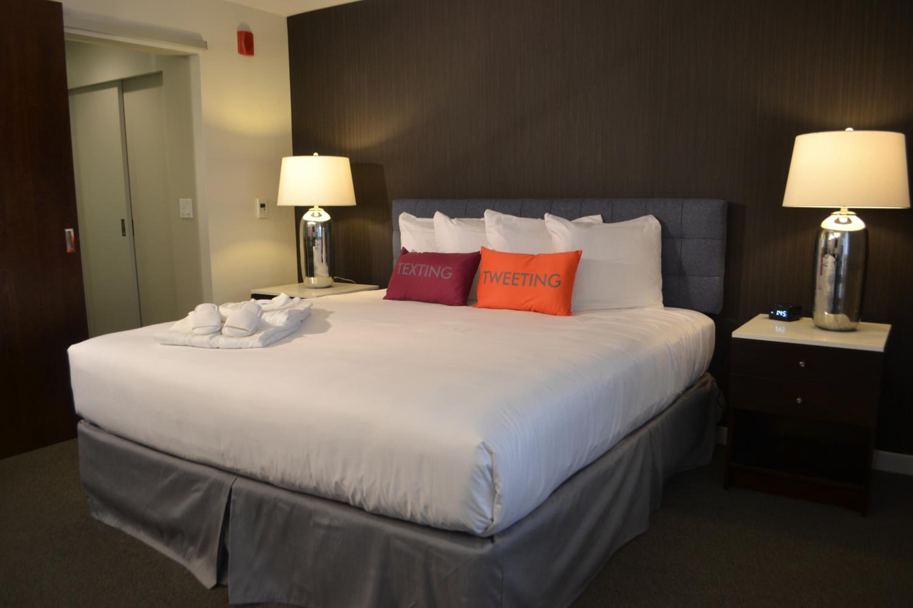 Deluxe King Room photo 2