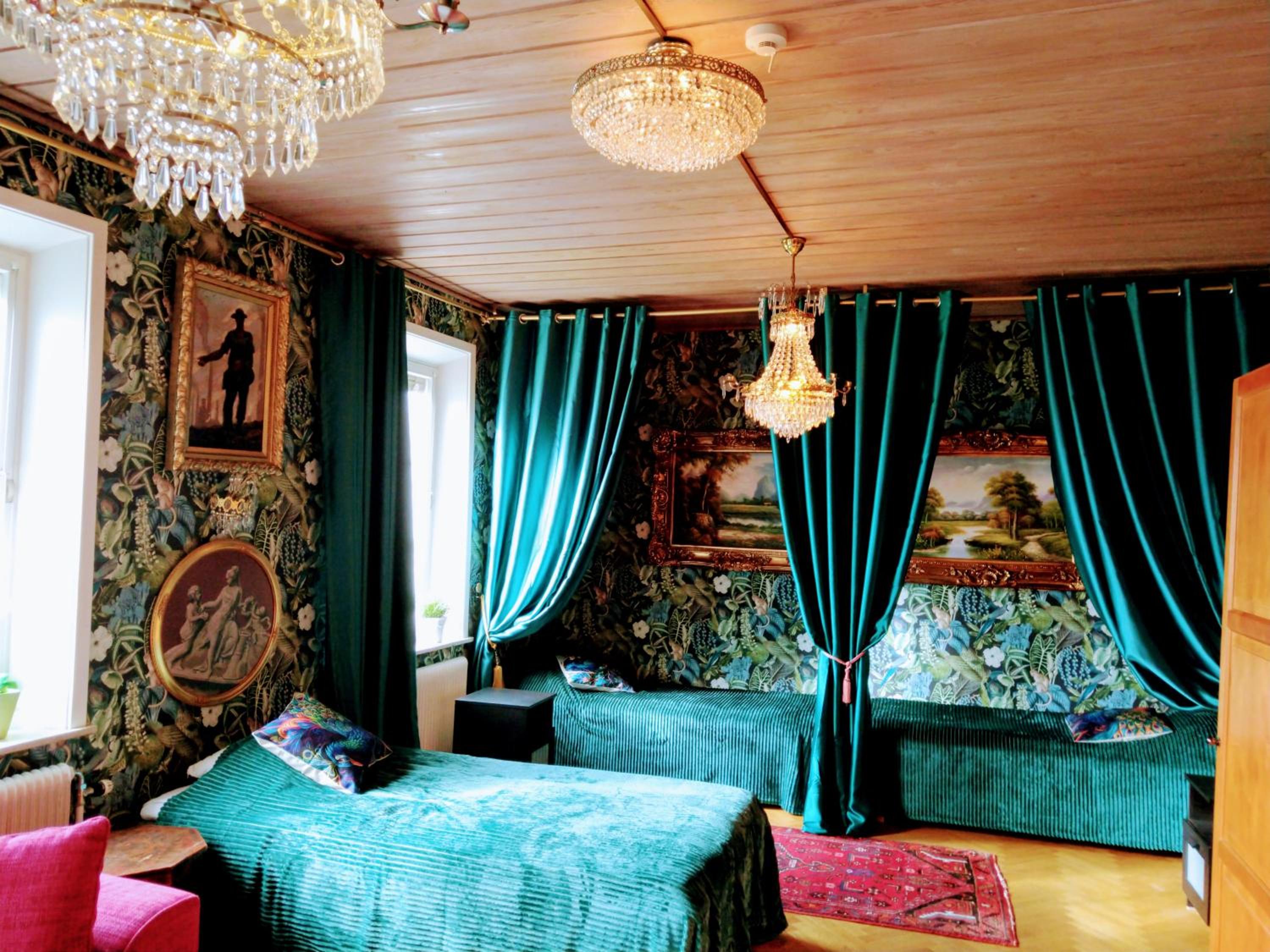Standard Family Room - Photo 8