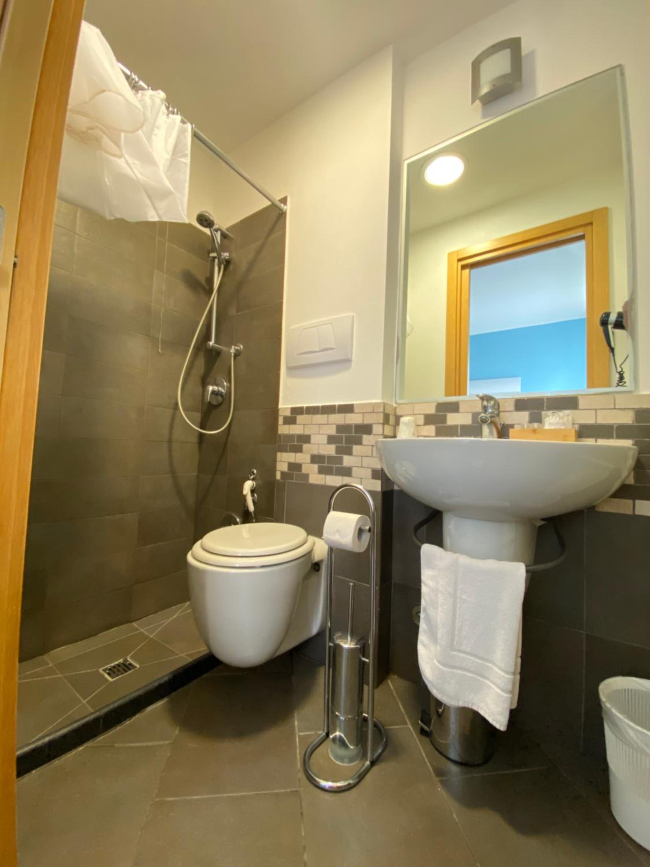 Double Room with Private Bathroom - Photo 5