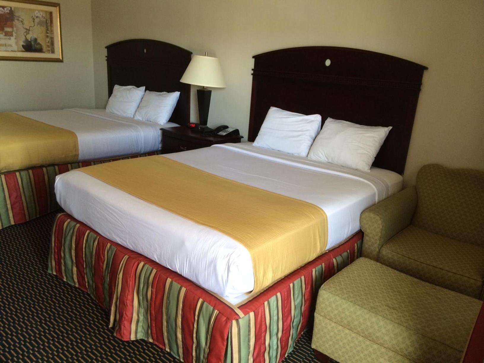 Queen Room with Two Queen Beds photo 2