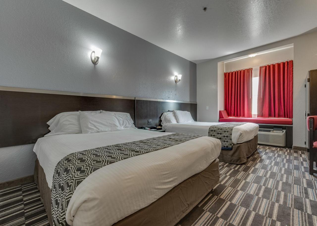 Queen Room With Two Queen Beds - Non-Smoking photo 2