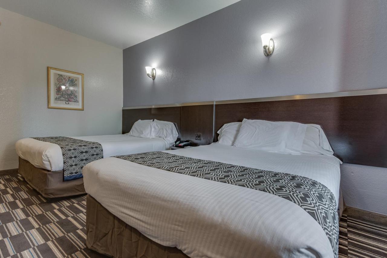 Queen Room With Two Queen Beds - Non-Smoking photo 3