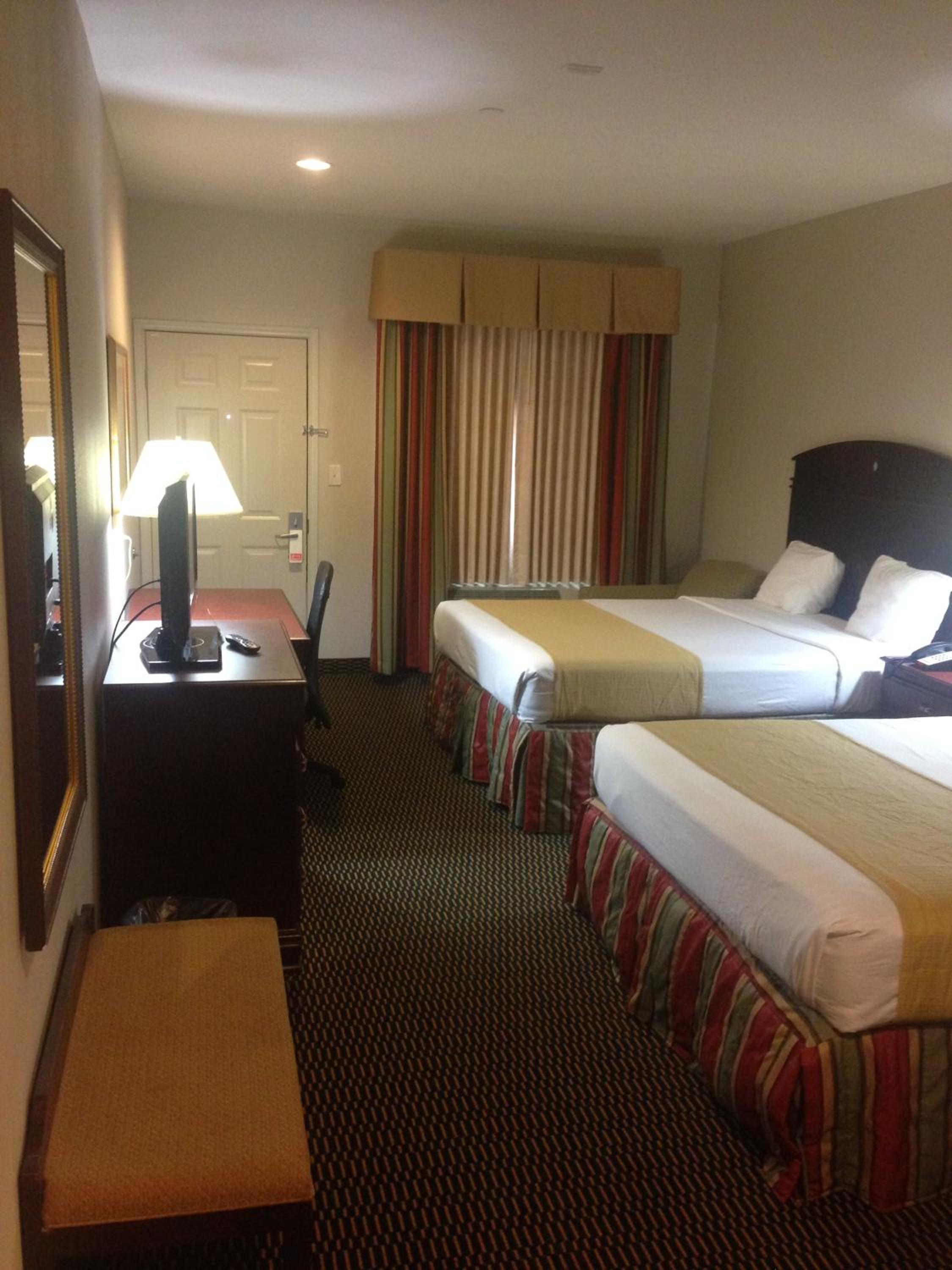 Queen Room with Two Queen Beds photo 1