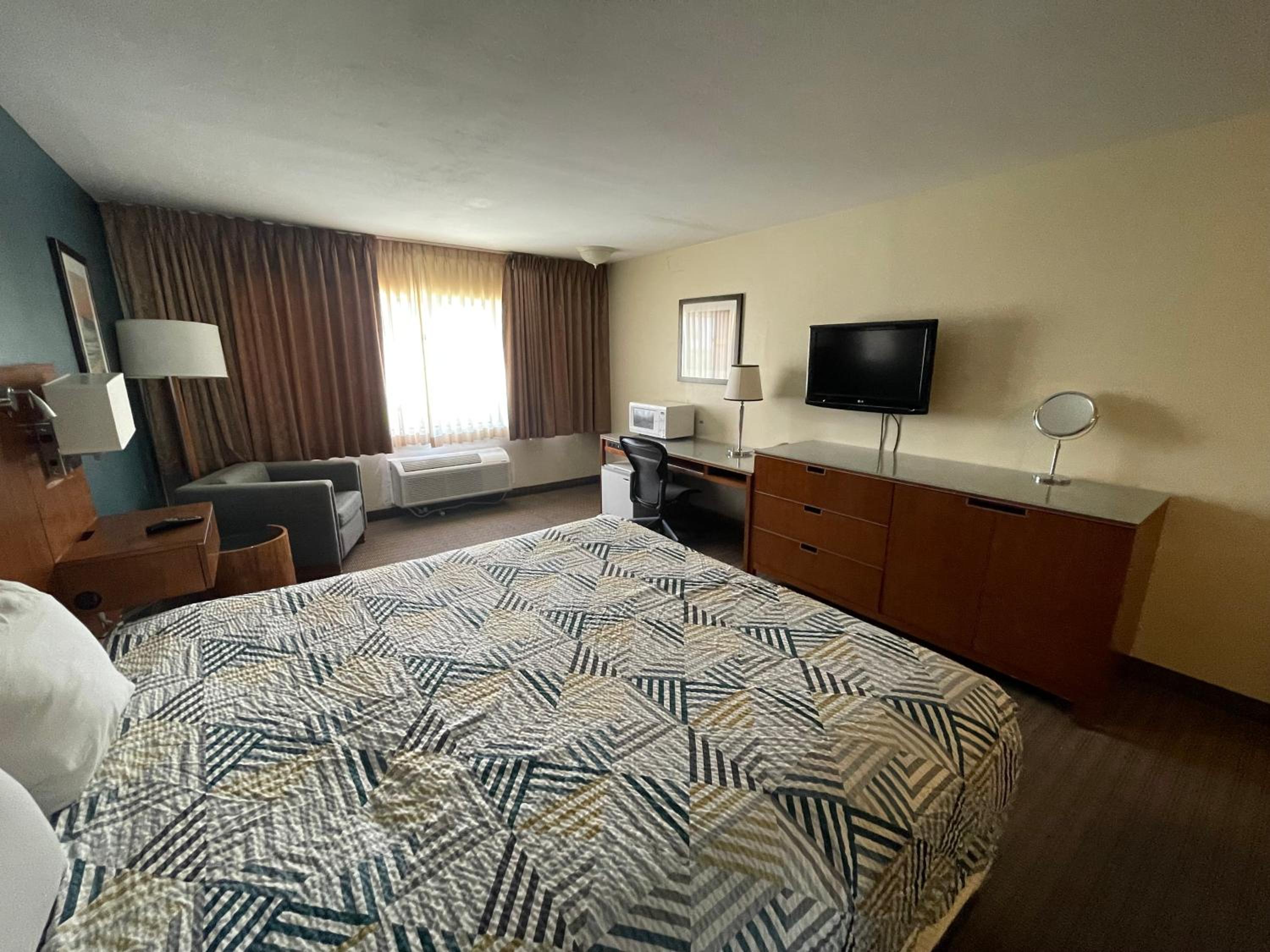 Standard King Room - Non-Smoking  - Photo 4