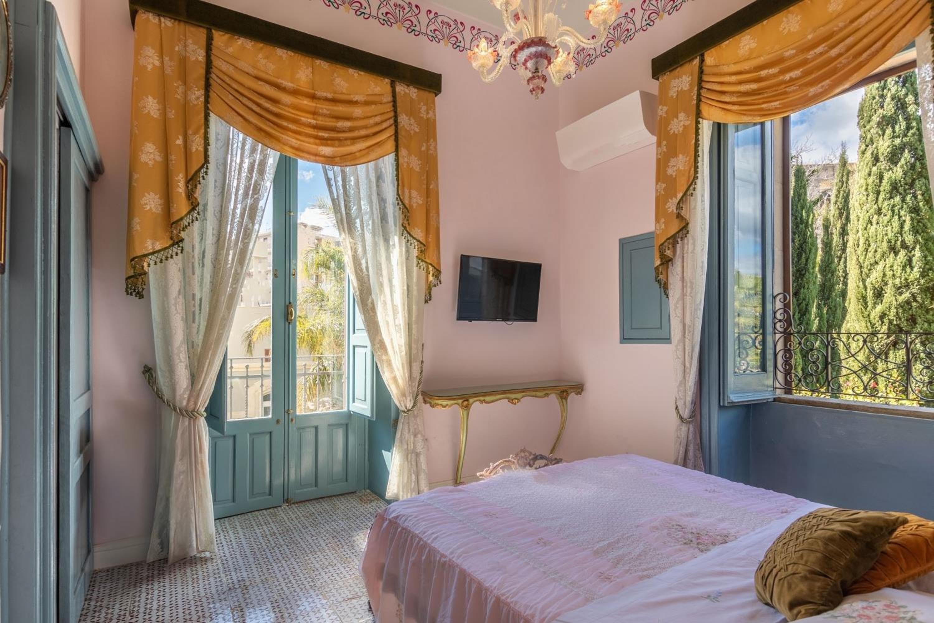 Deluxe Double Room with Balcony and Sea View - Photo 1