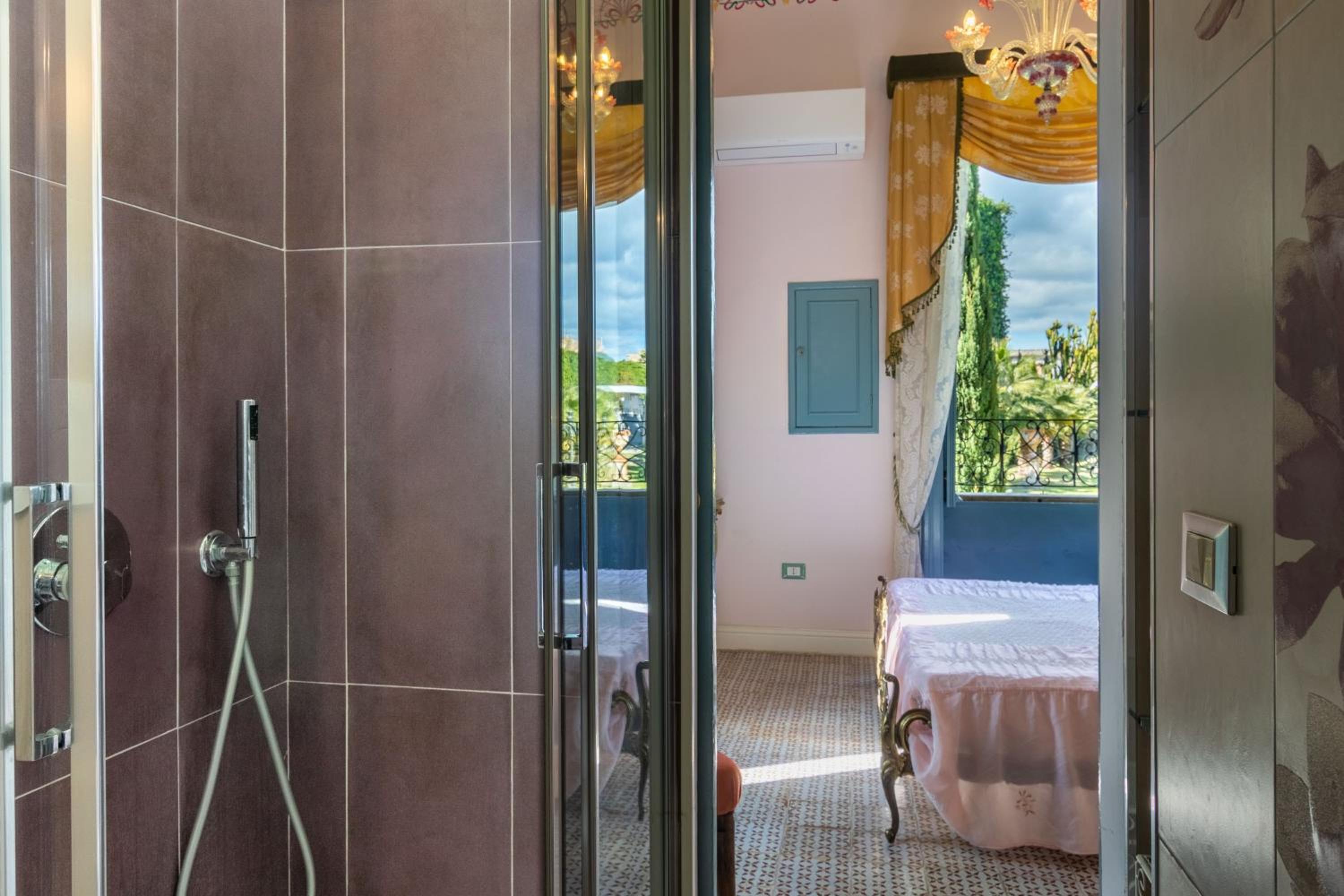 Deluxe Double Room with Balcony and Sea View - Photo 5
