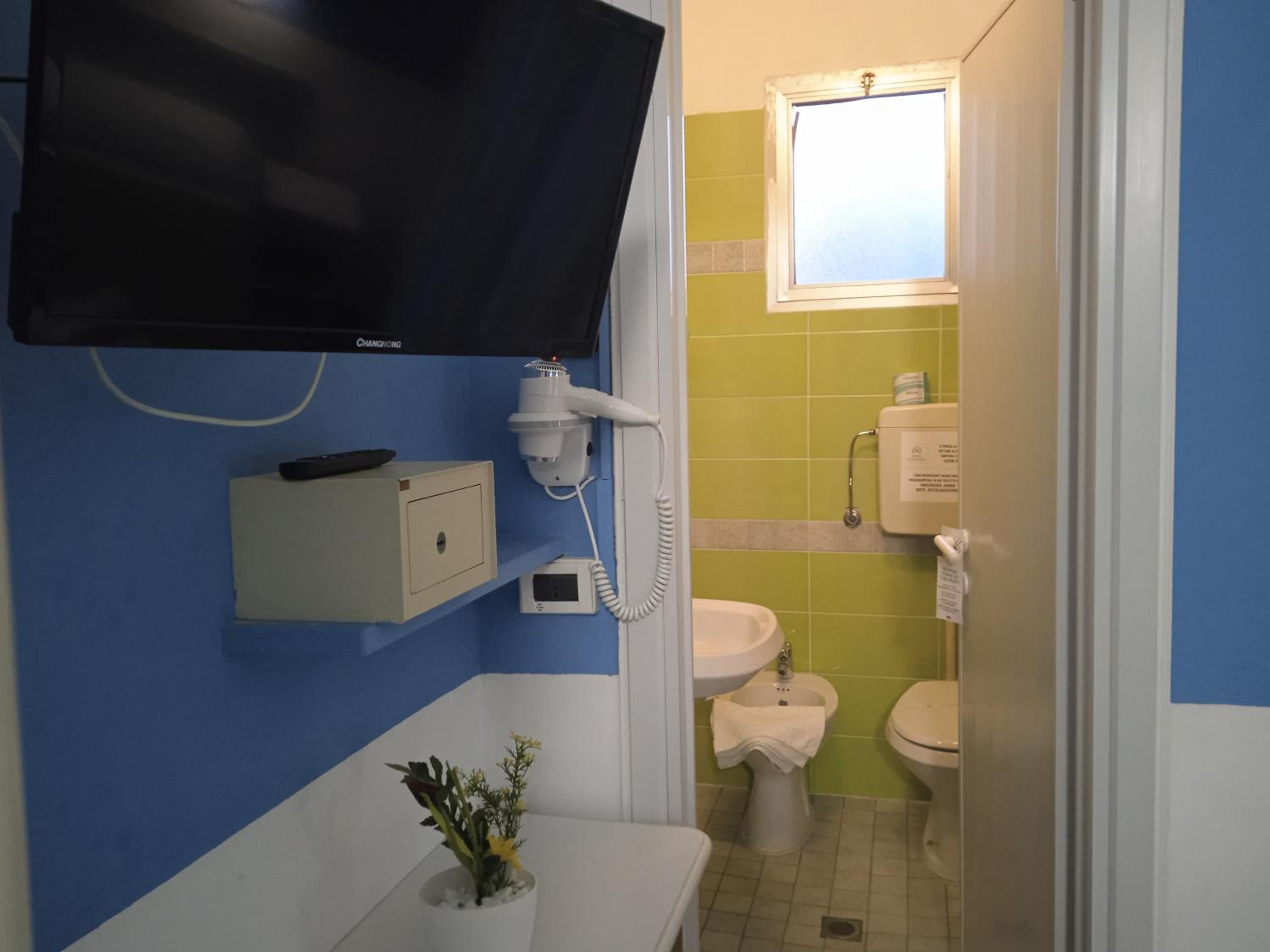 Standard Quadruple Room - Photo 3