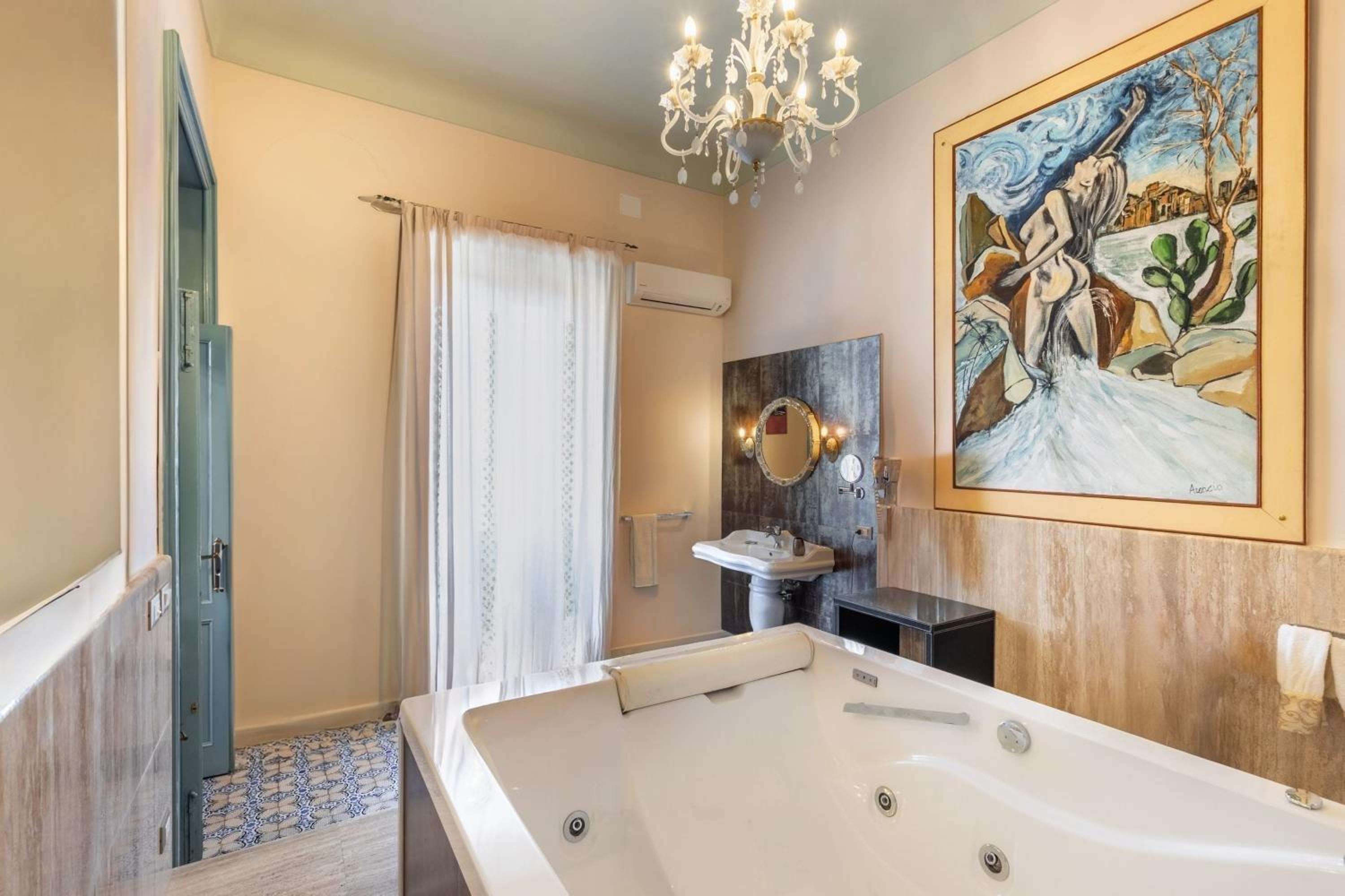King Suite with Spa Bath - Photo 4