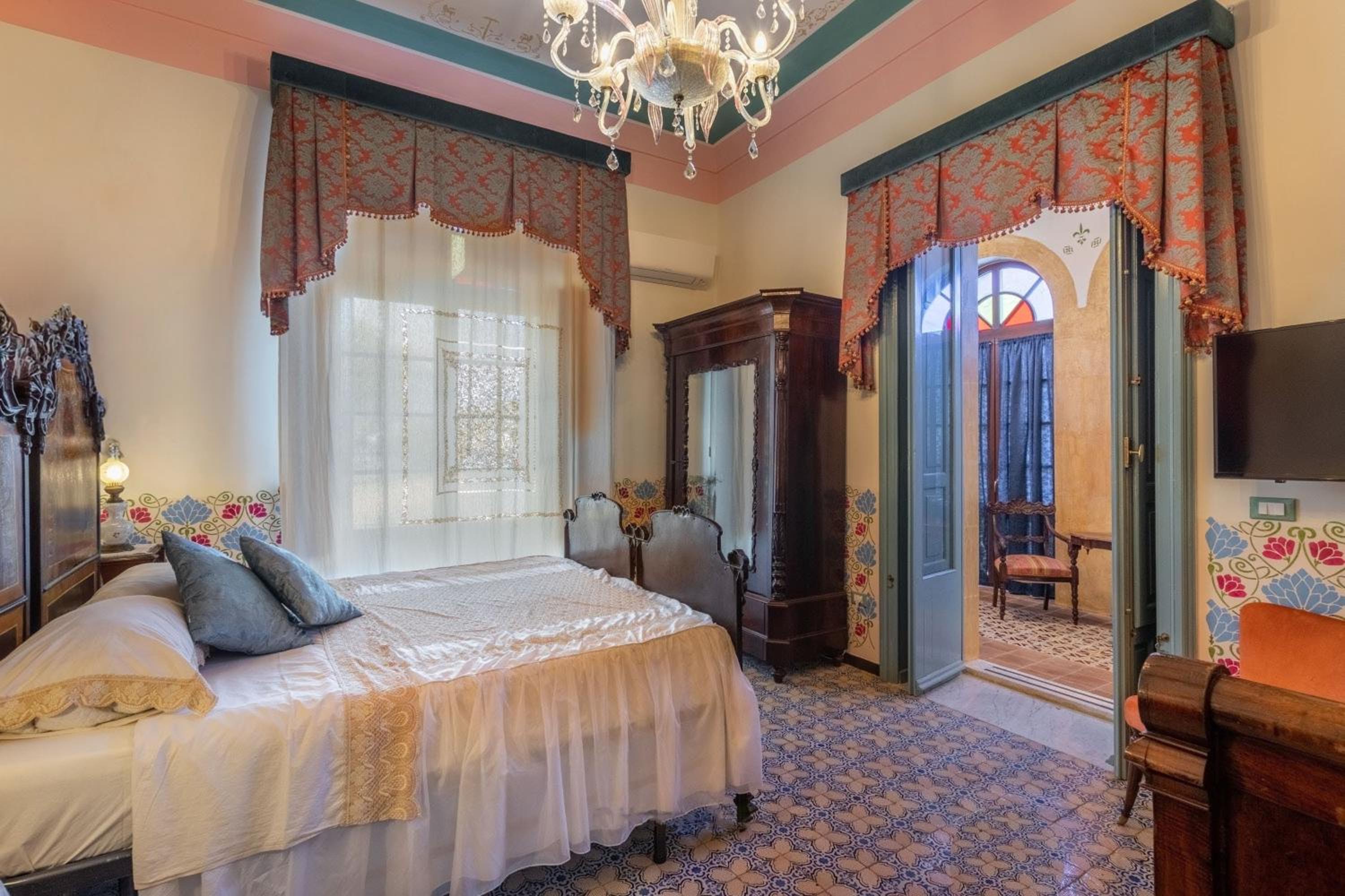 King Suite with Spa Bath - Photo 1