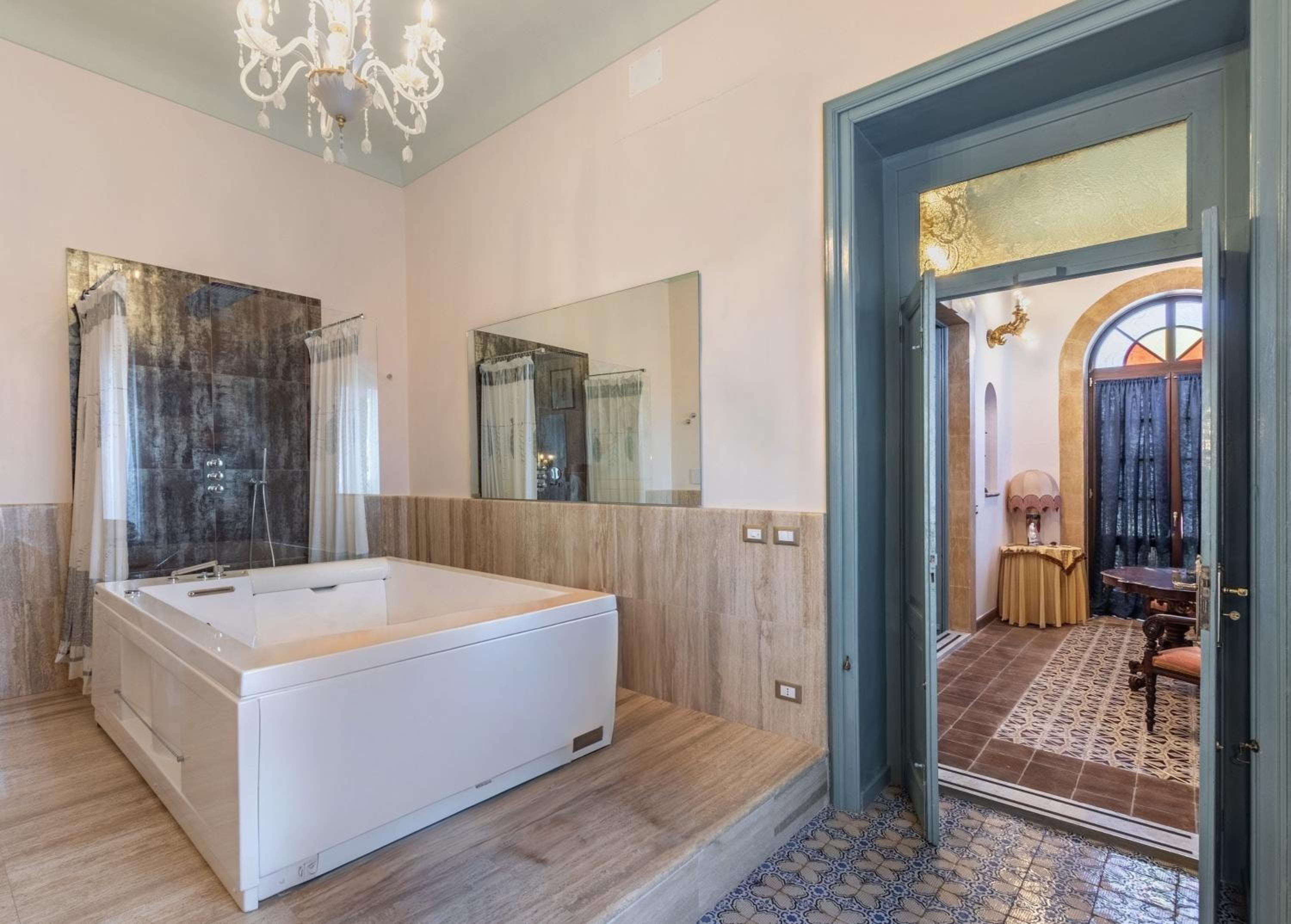 King Suite with Spa Bath - Photo 7
