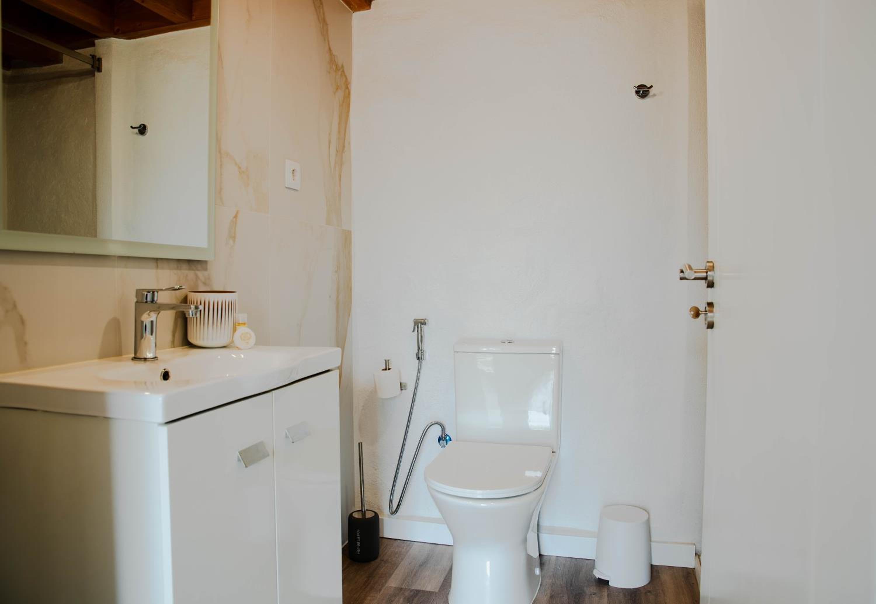 Family Room with Private Bathroom - Photo 4