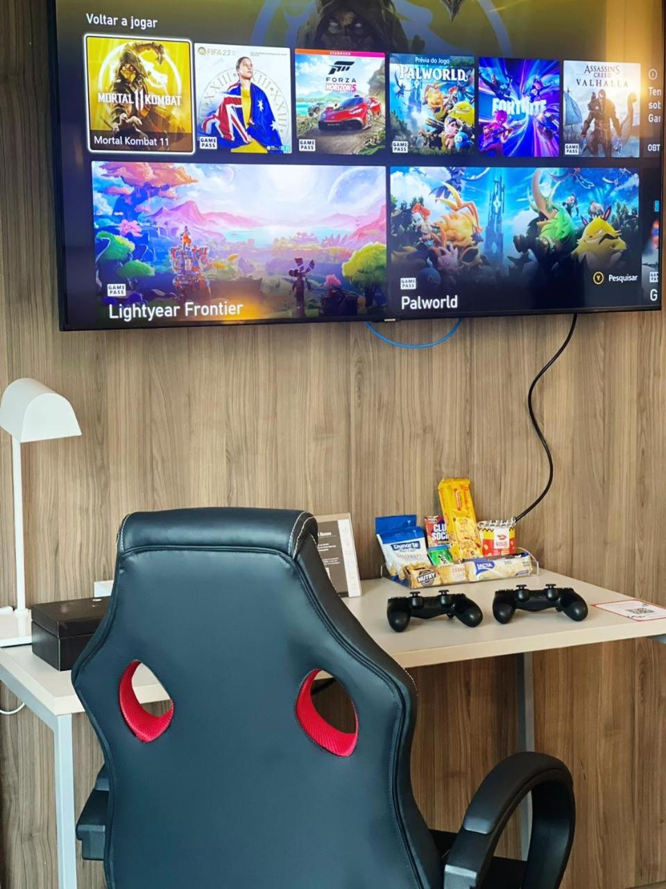 Smart Gamer - 1 Queen Bed photo 2