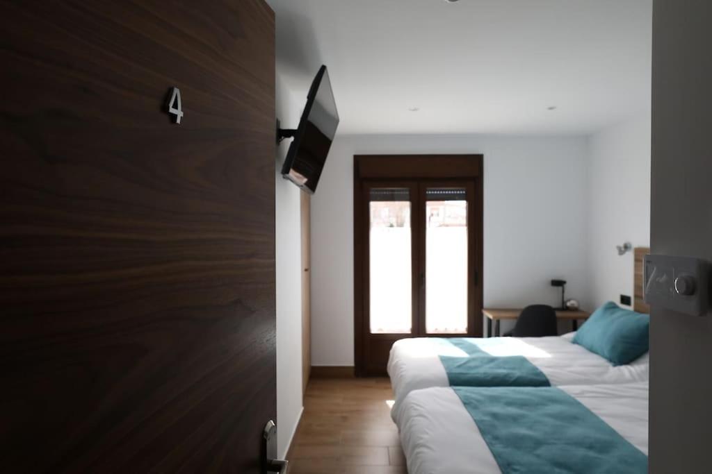 Eight-Bedroom House photo 2