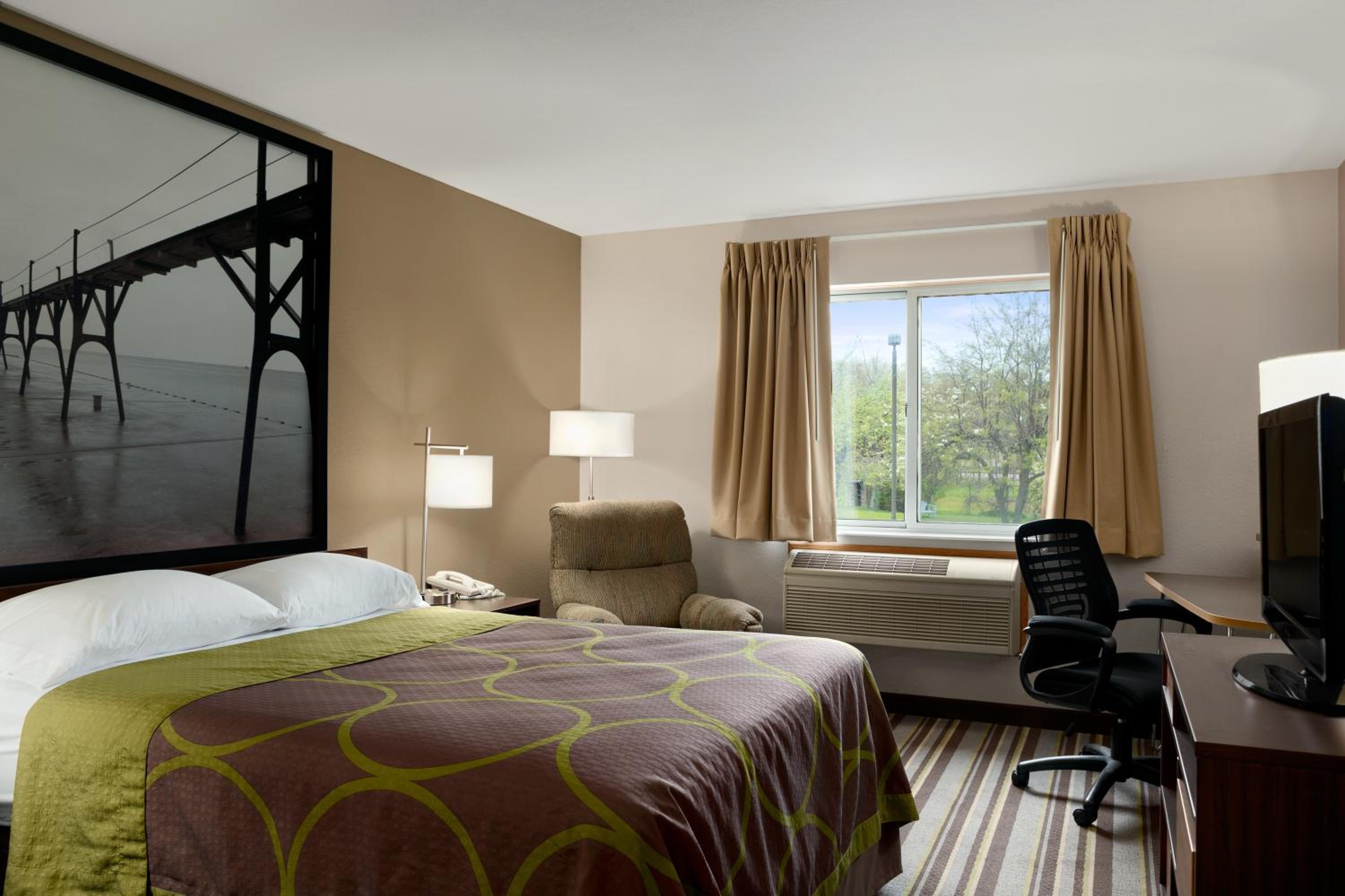 Queen Room - Non-Smoking - Photo 1