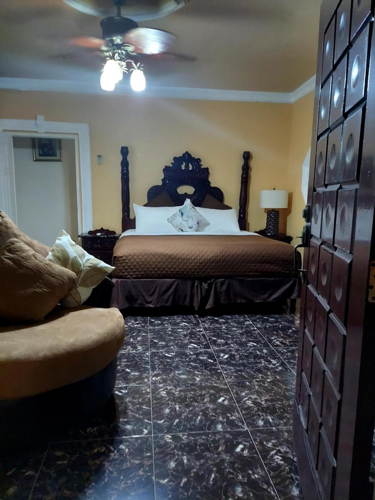 Suite with Hot Tub photo 3