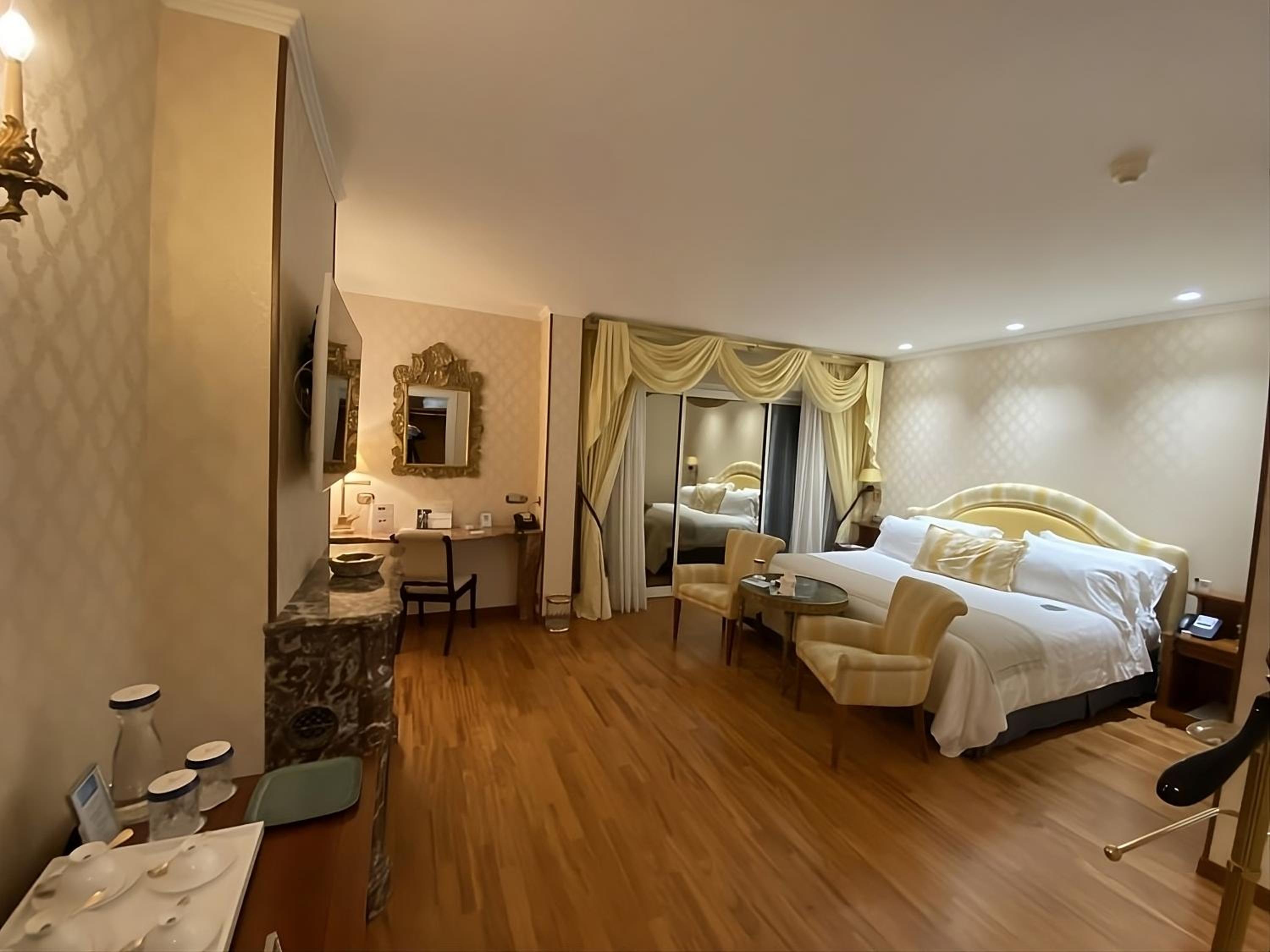 Romantic King Suite photo 2