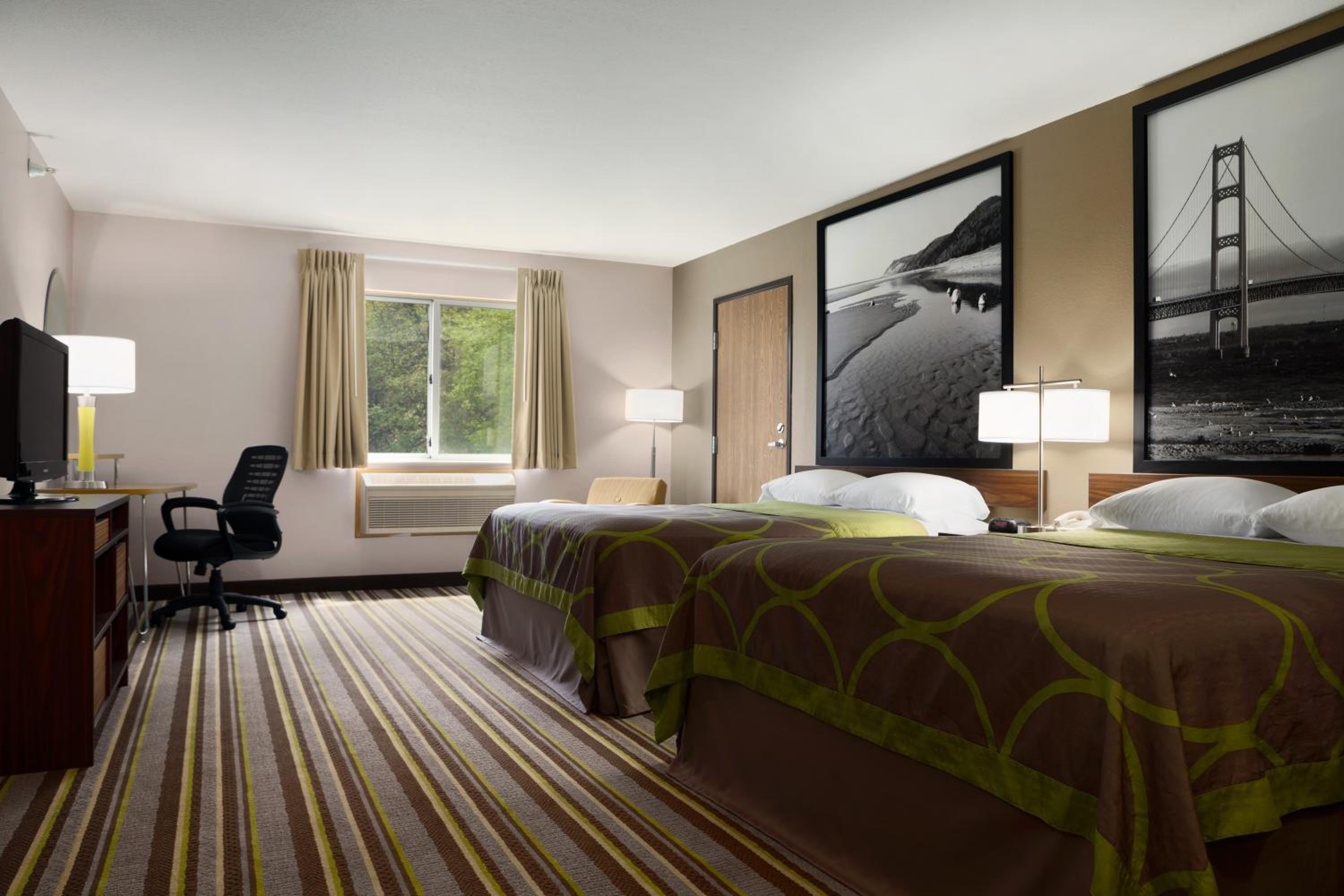 Queen Room with Two Queen Beds - Non-Smoking - Photo 3