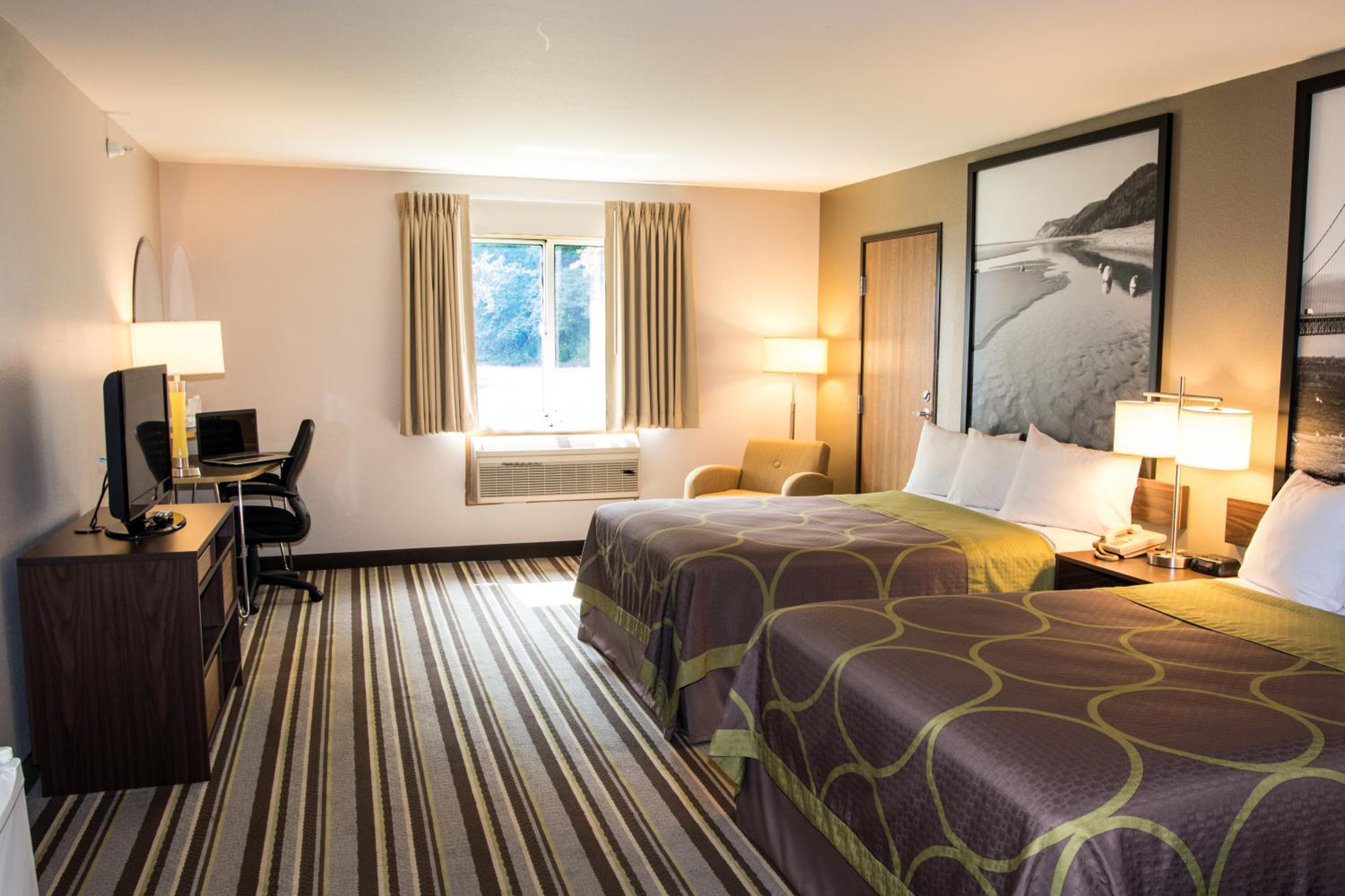 Queen Room with Two Queen Beds - Non-Smoking - Photo 1