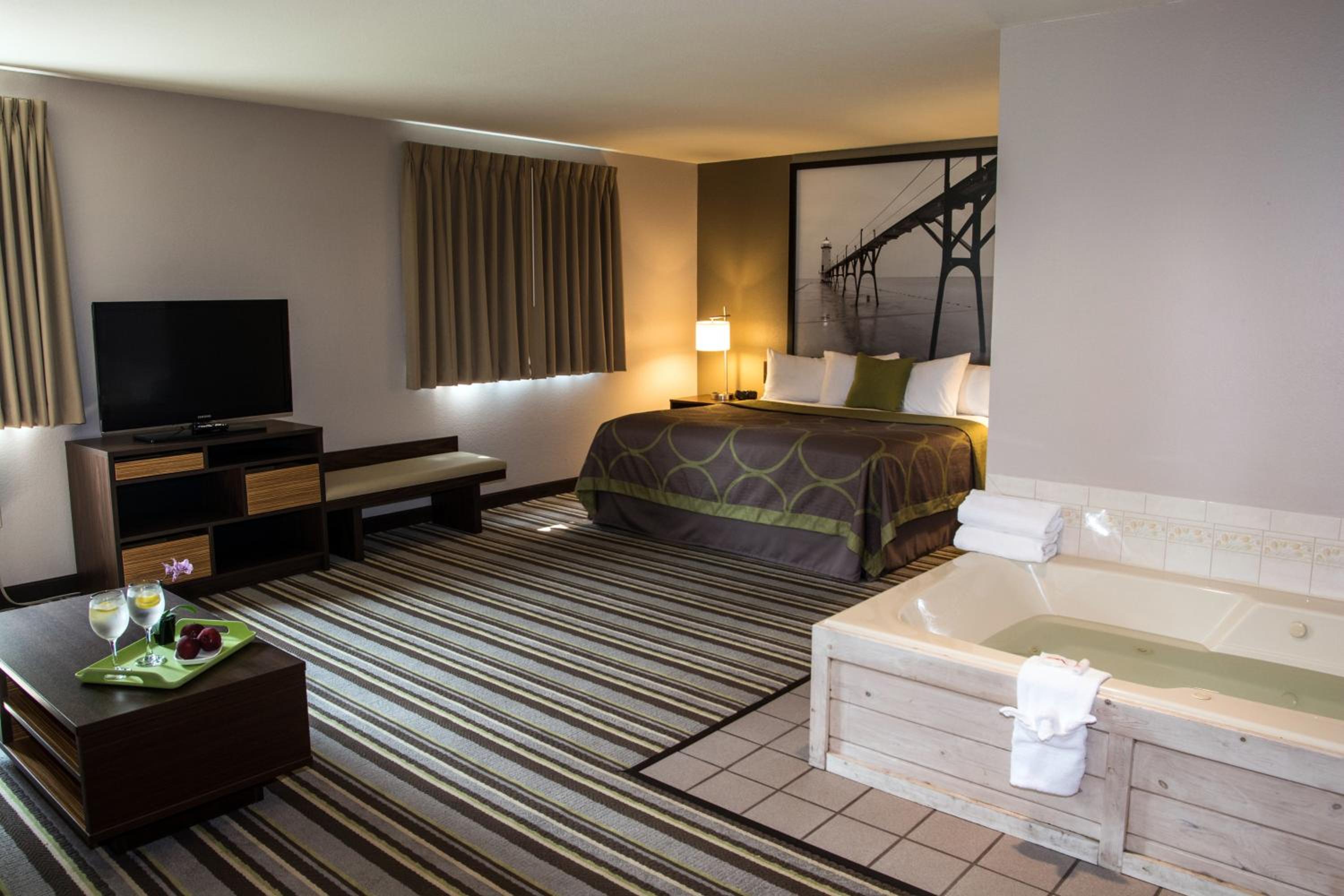 Deluxe King Suite - Non-Smoking - Photo 2