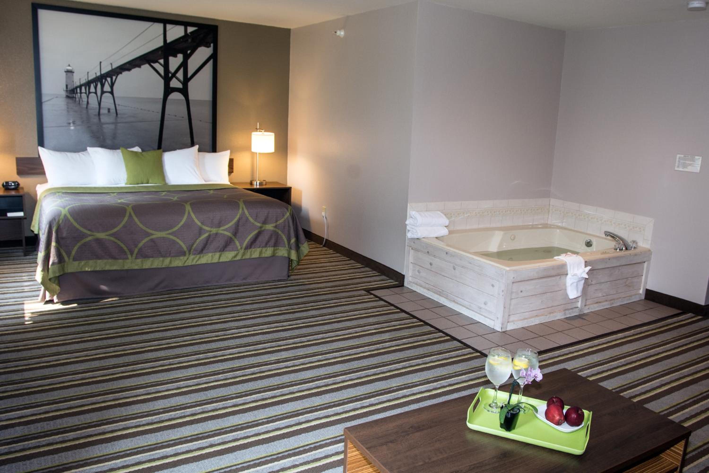 Deluxe King Suite - Non-Smoking - Photo 4
