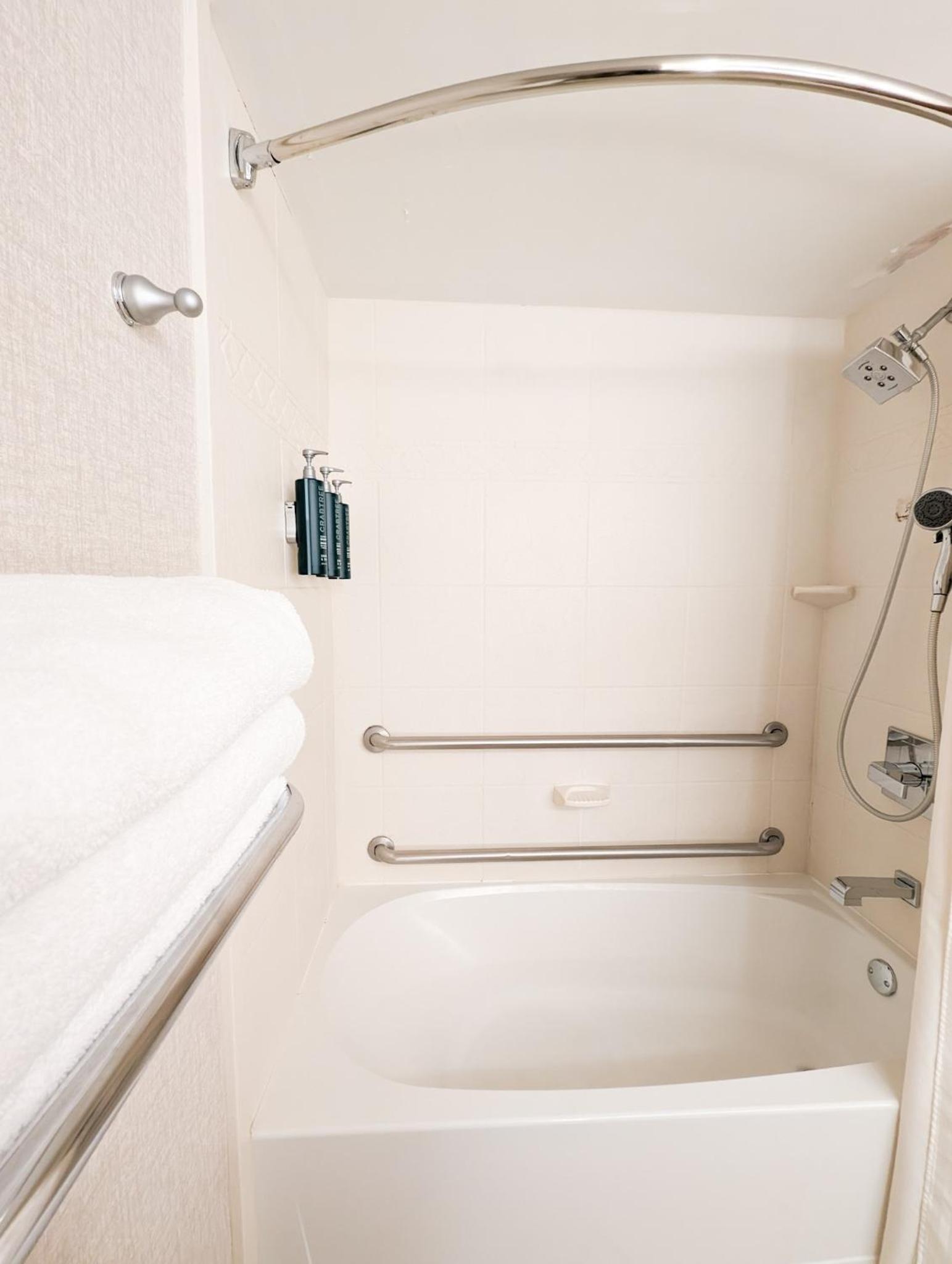 Queen Room with Roll-In Shower- Disability/Hearing Accessible - Non- Smoking - Photo 5
