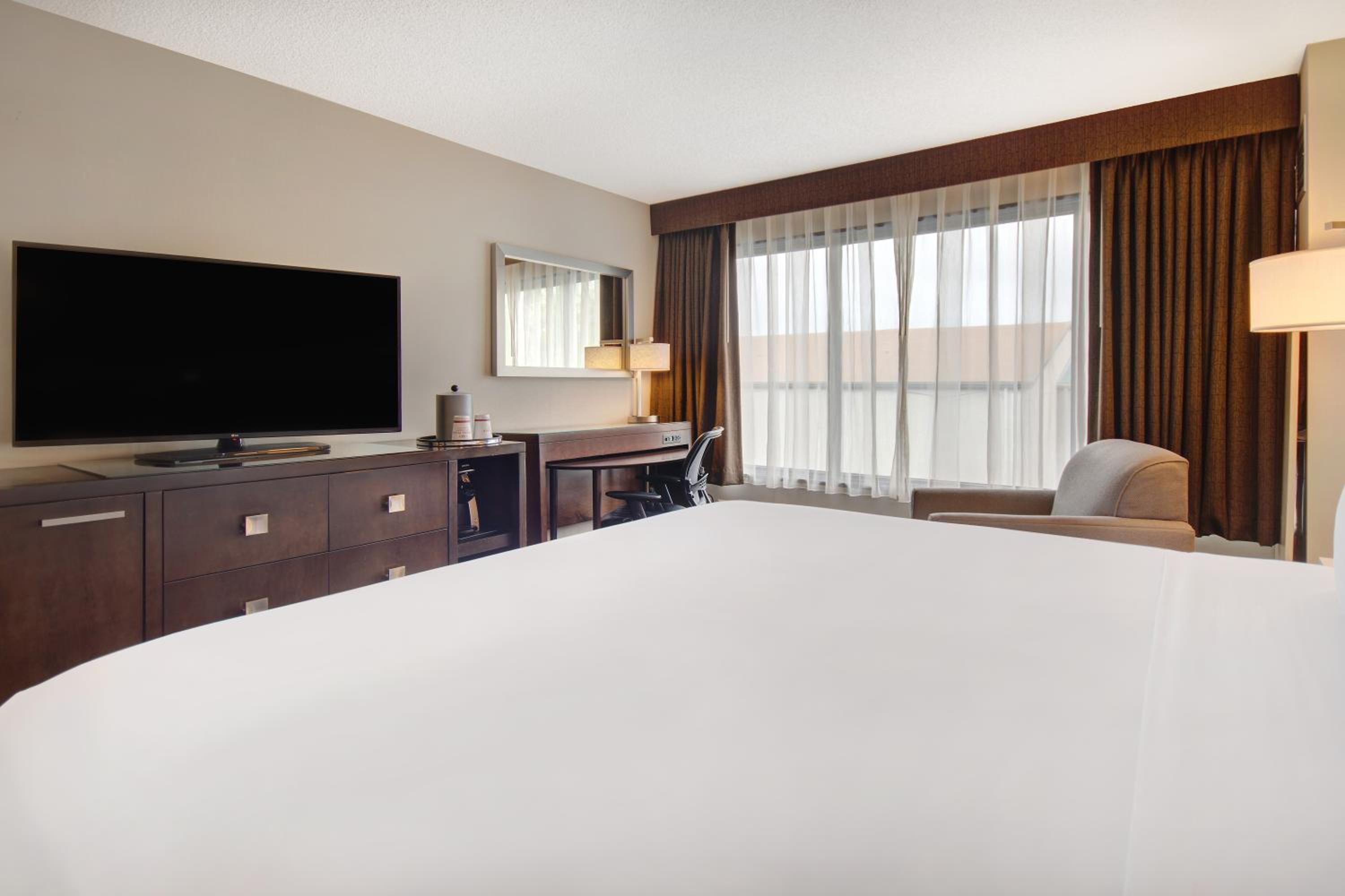 Standard King Room - Photo 11