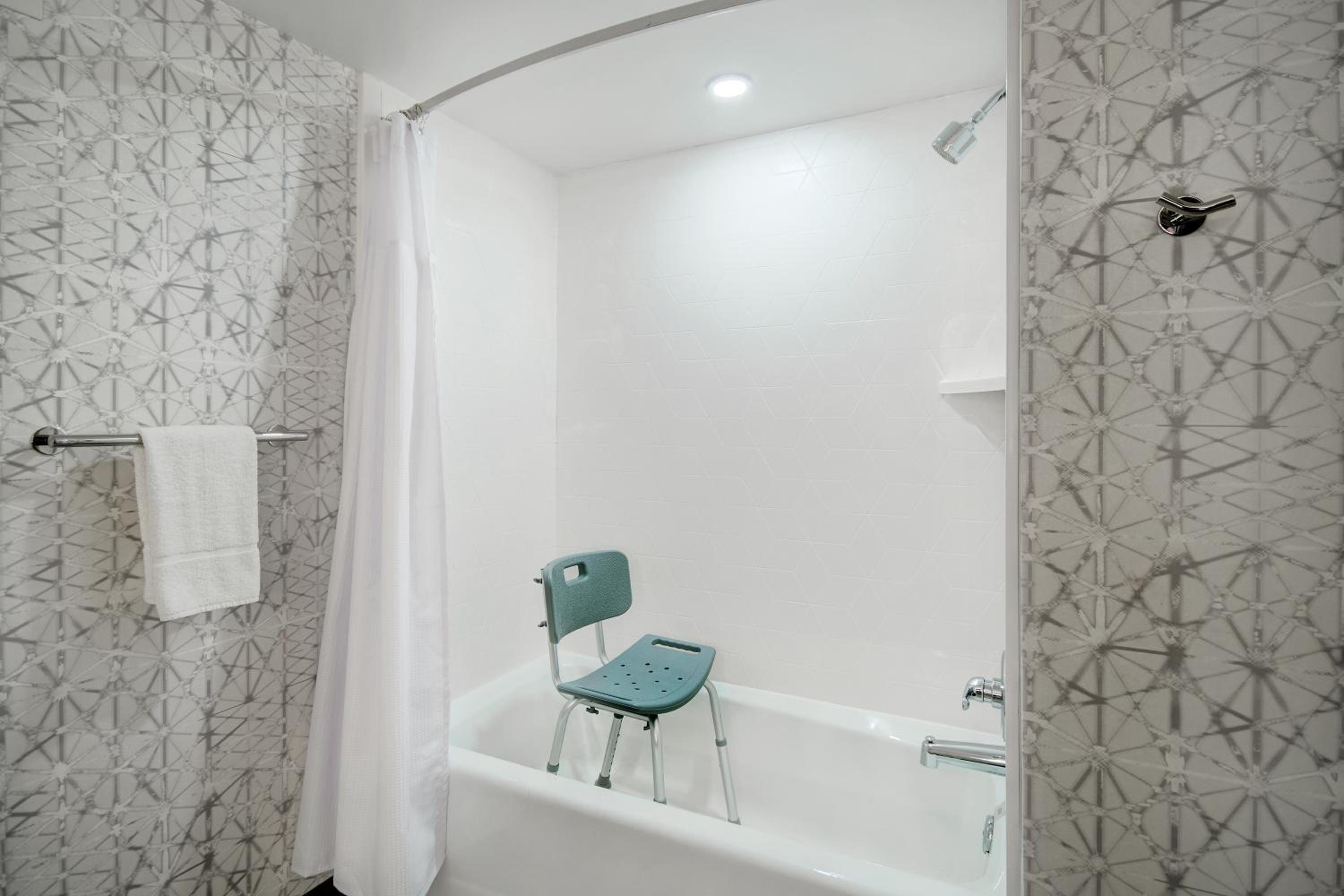 Standard King Room with Accessible Tub - Mobility Access - Photo 4