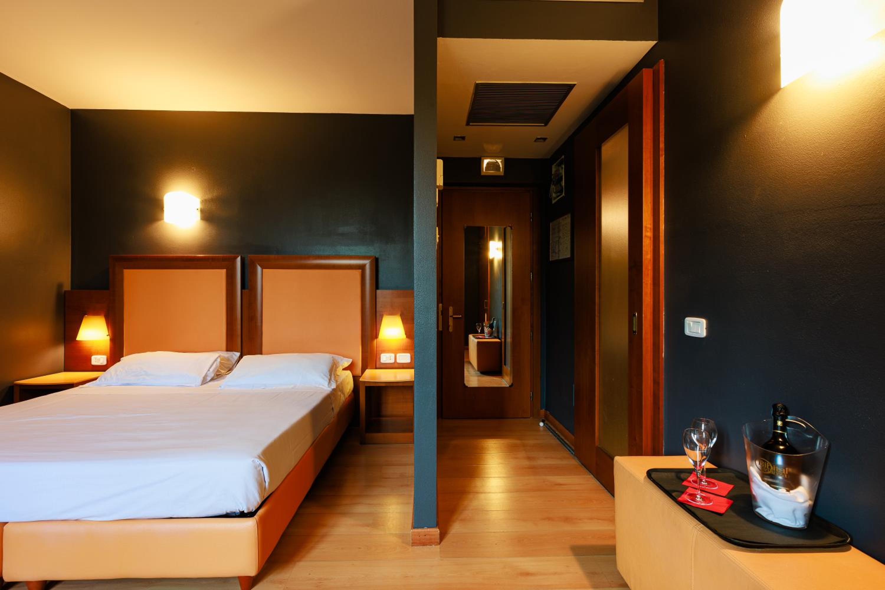 Double or Twin Room - Photo 7