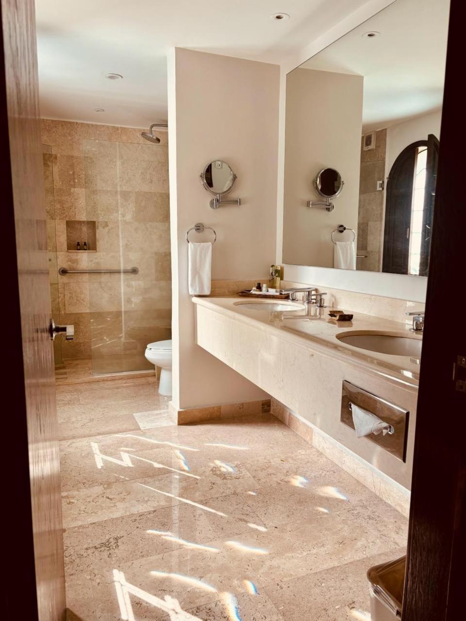 Superior King Suite - Photo 4