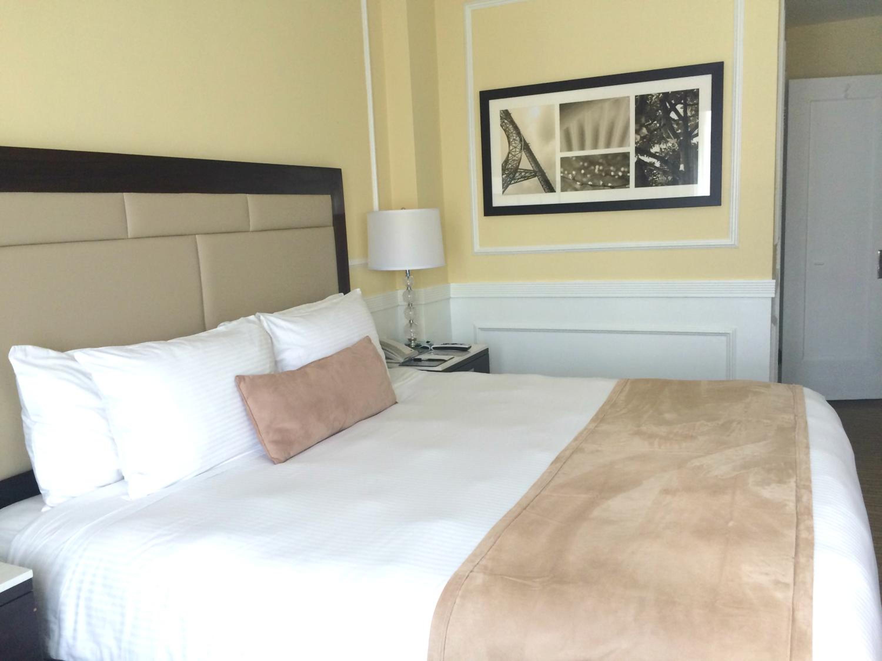 Deluxe King Room - Photo 2