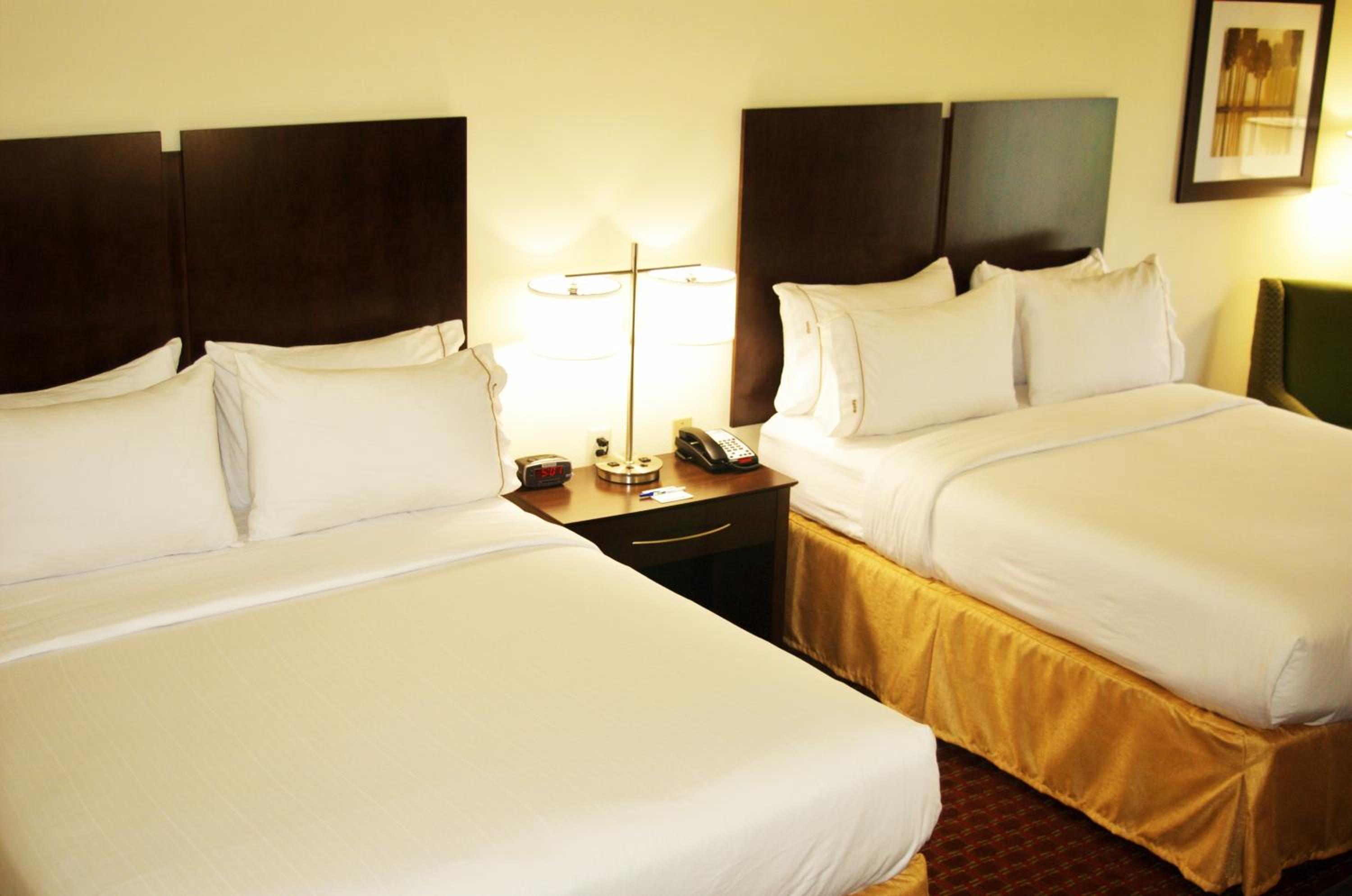 Queen Room with Two Queen Beds - Hearing Accessible/Non-Smoking photo 1