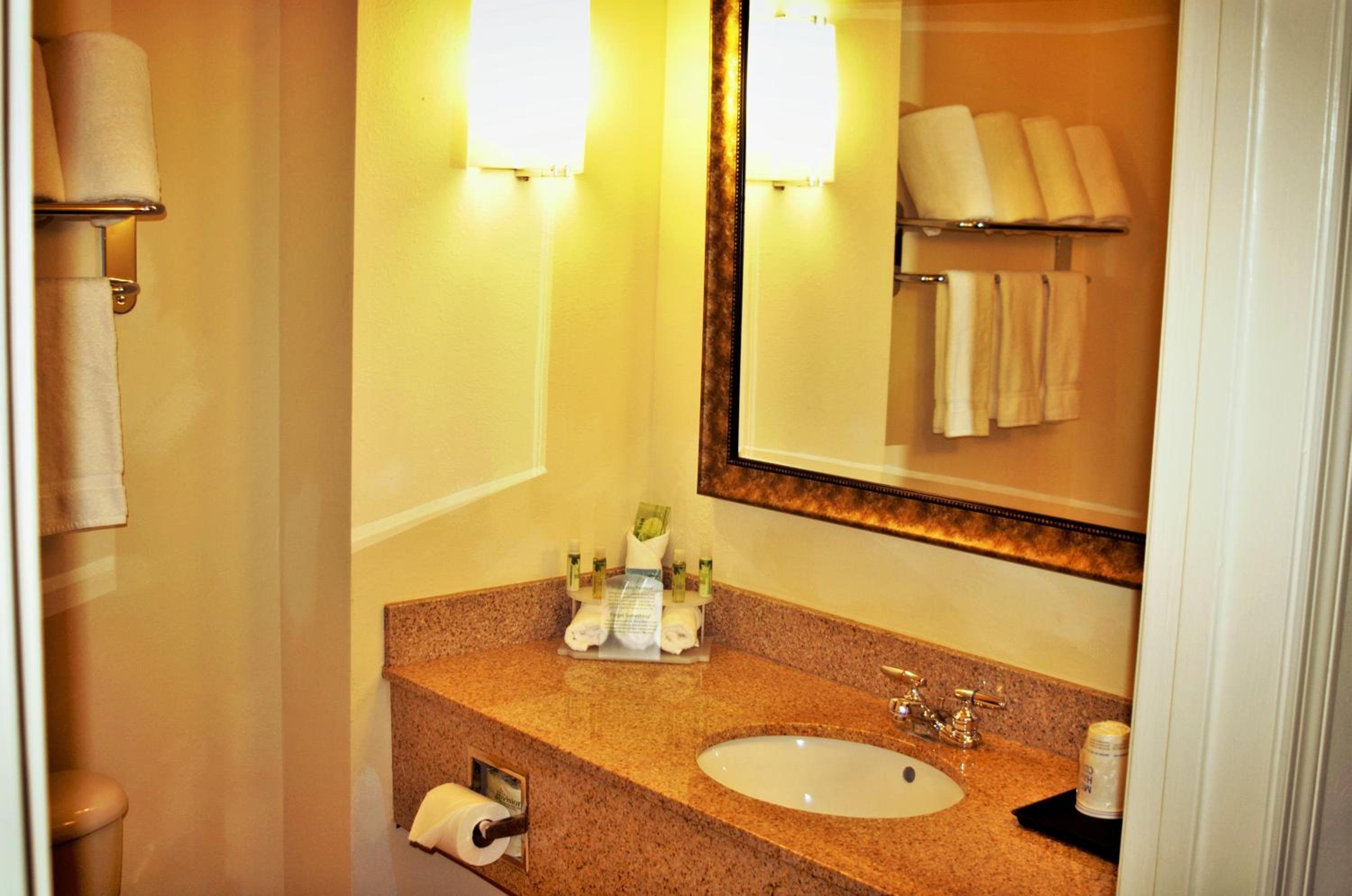 Queen Room with Two Queen Beds - Hearing Accessible/Non-Smoking photo 3