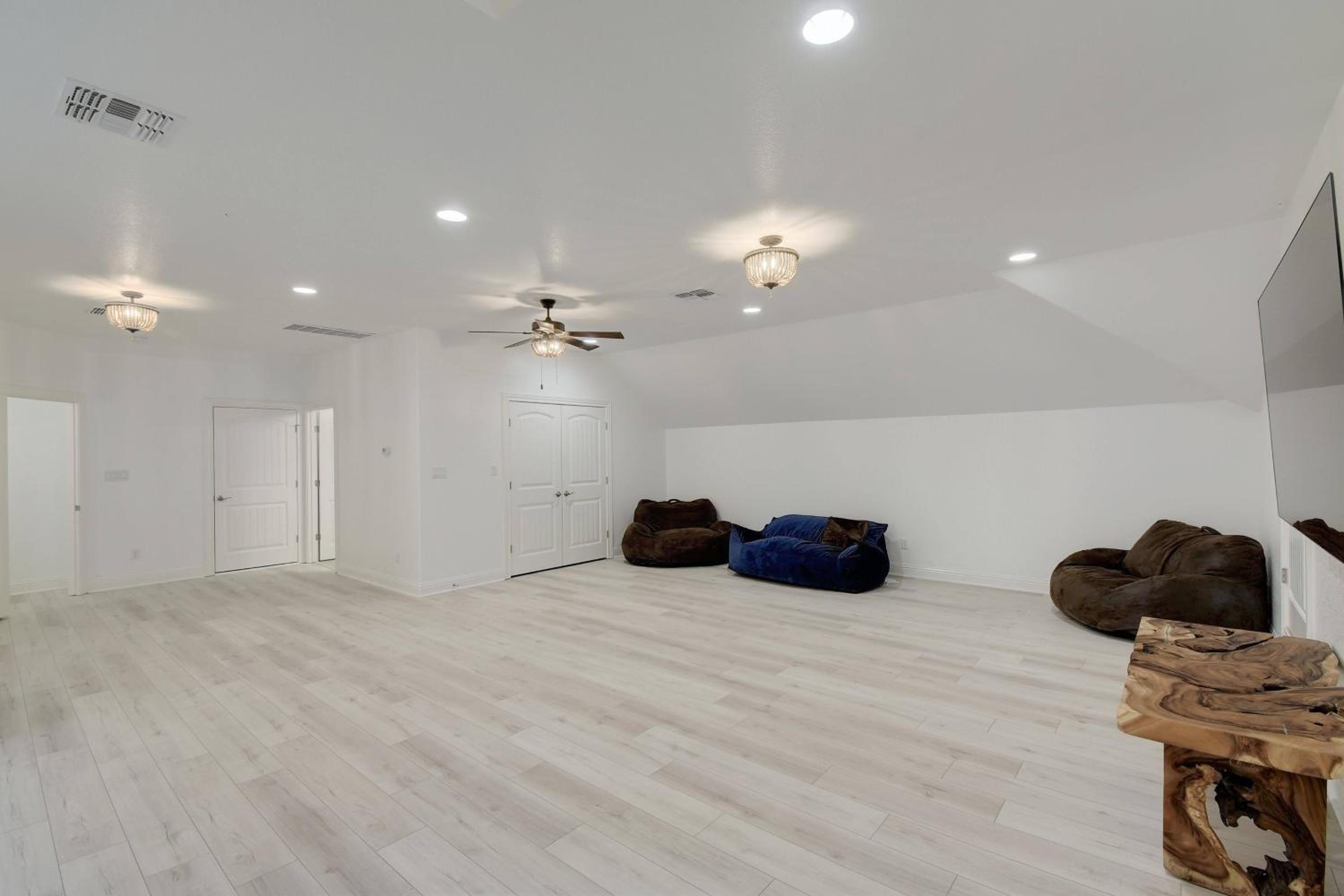 Eight-Bedroom House photo 2