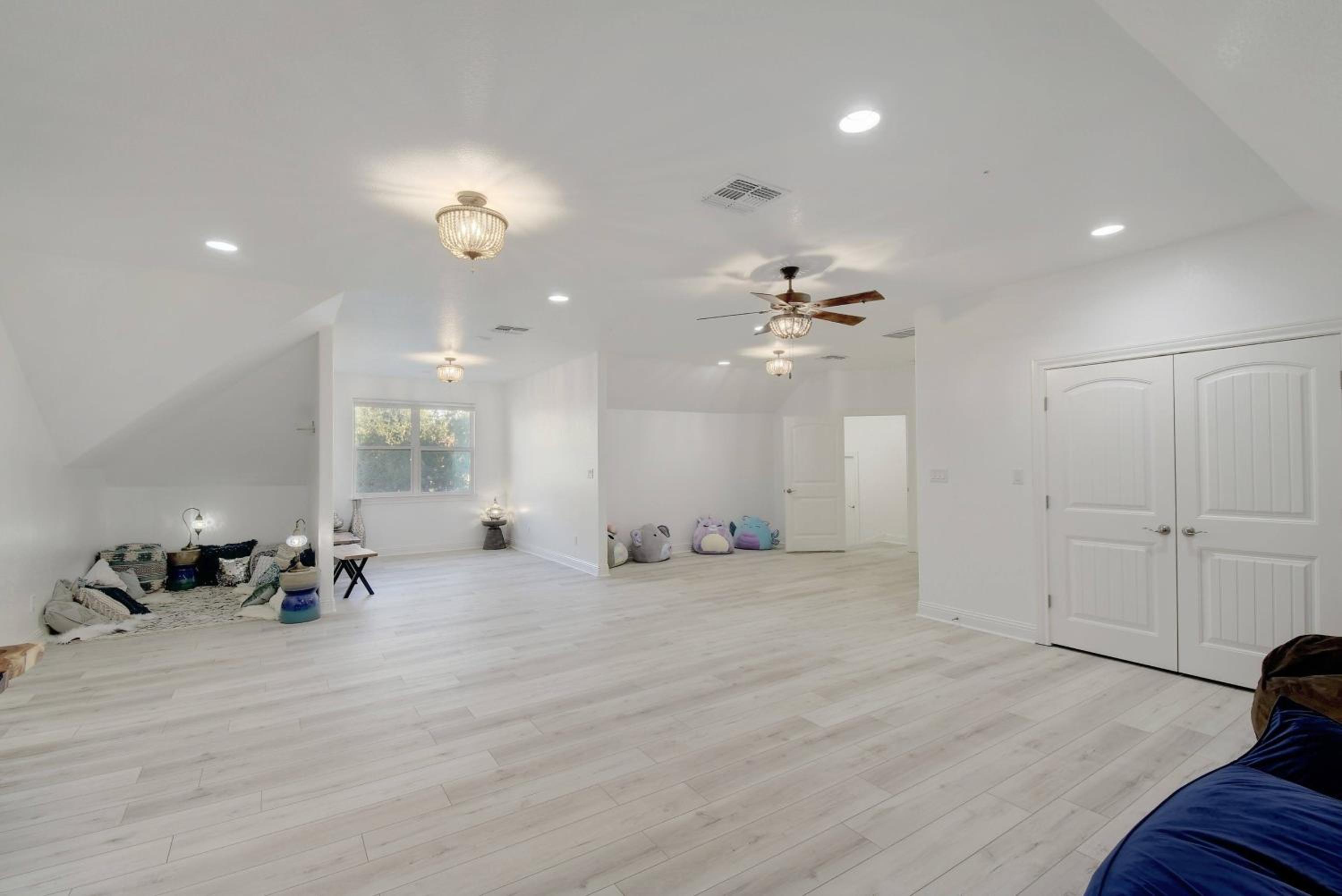 Eight-Bedroom House photo 1