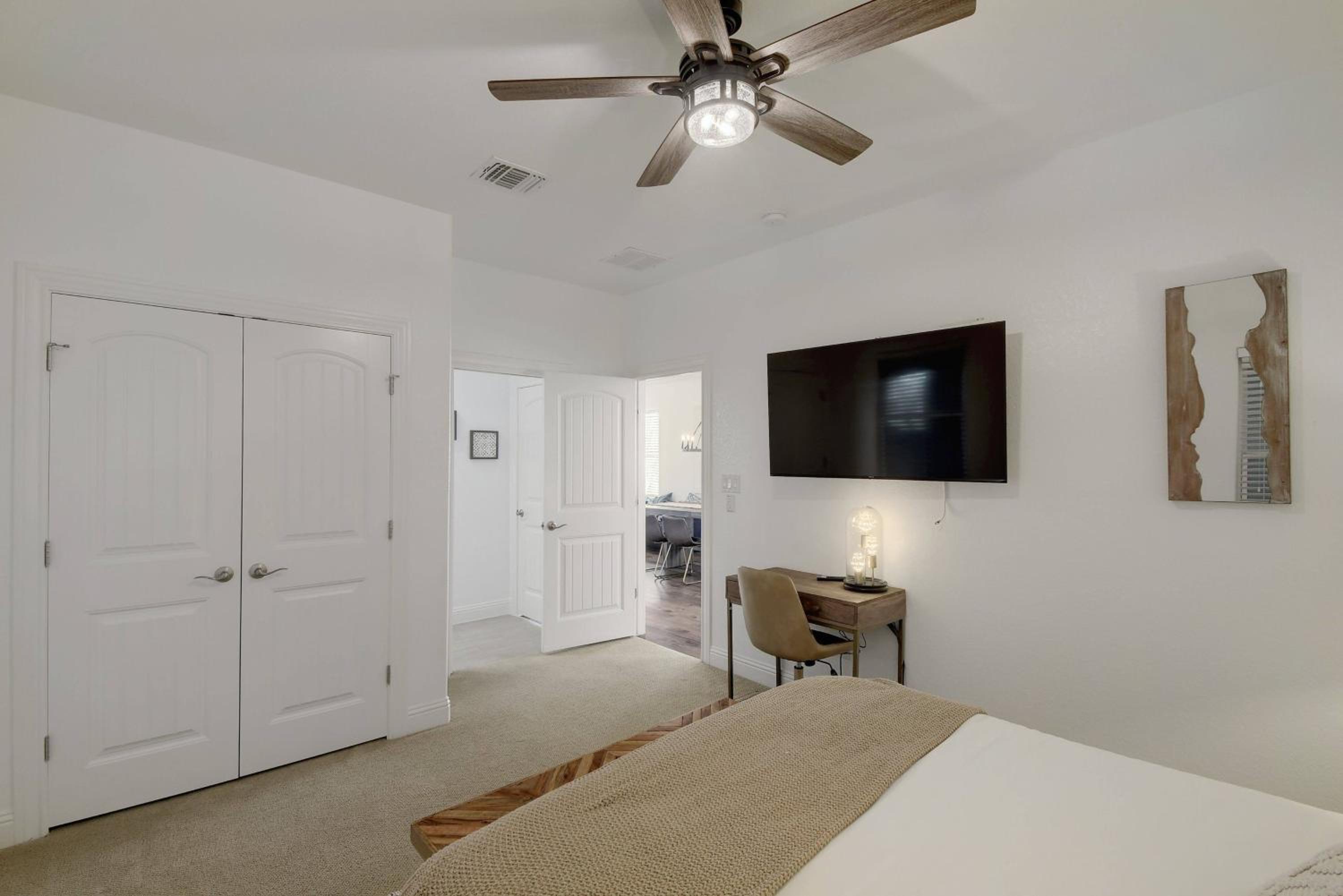 Five-Bedroom House photo 1