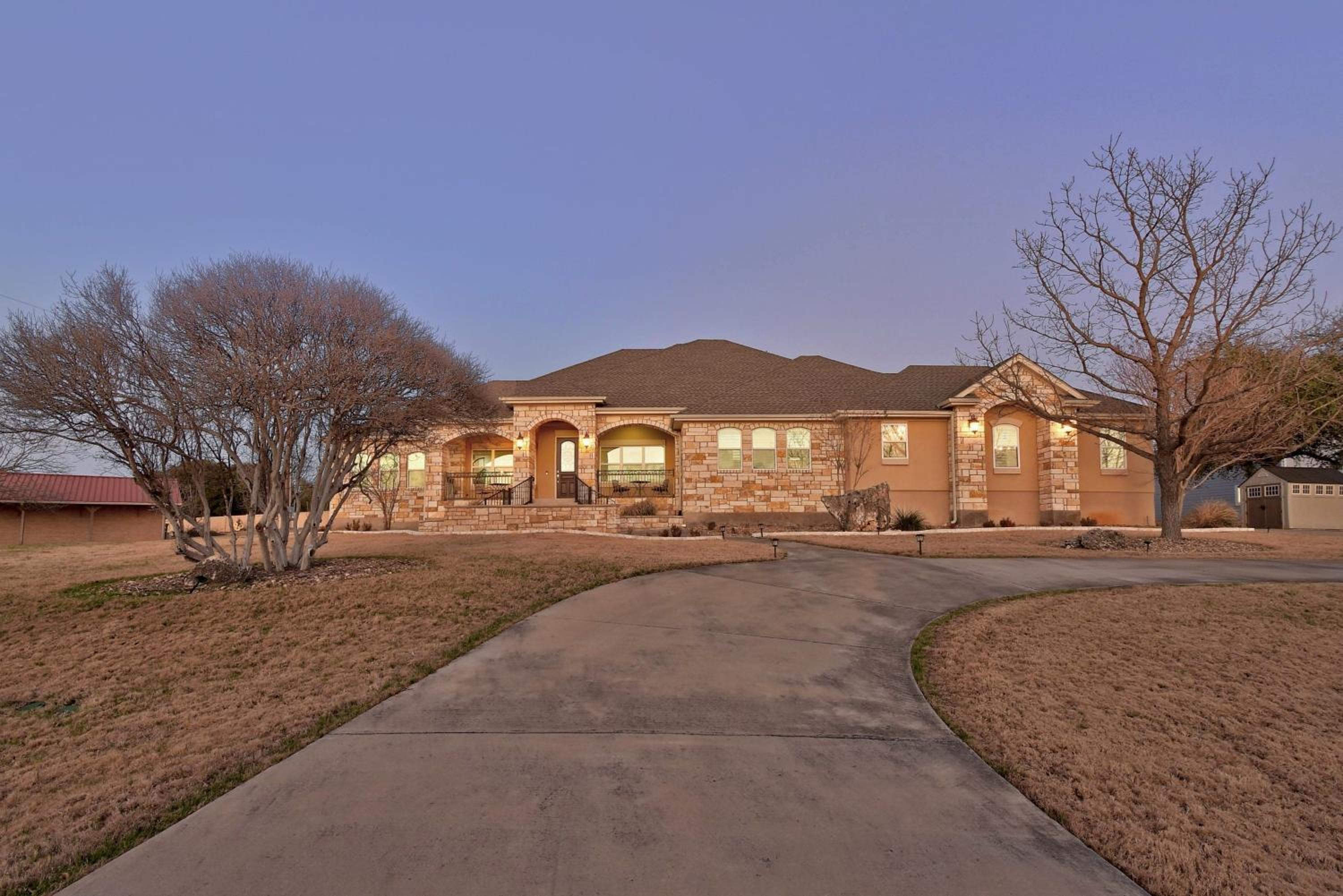 Eight-Bedroom House photo 2