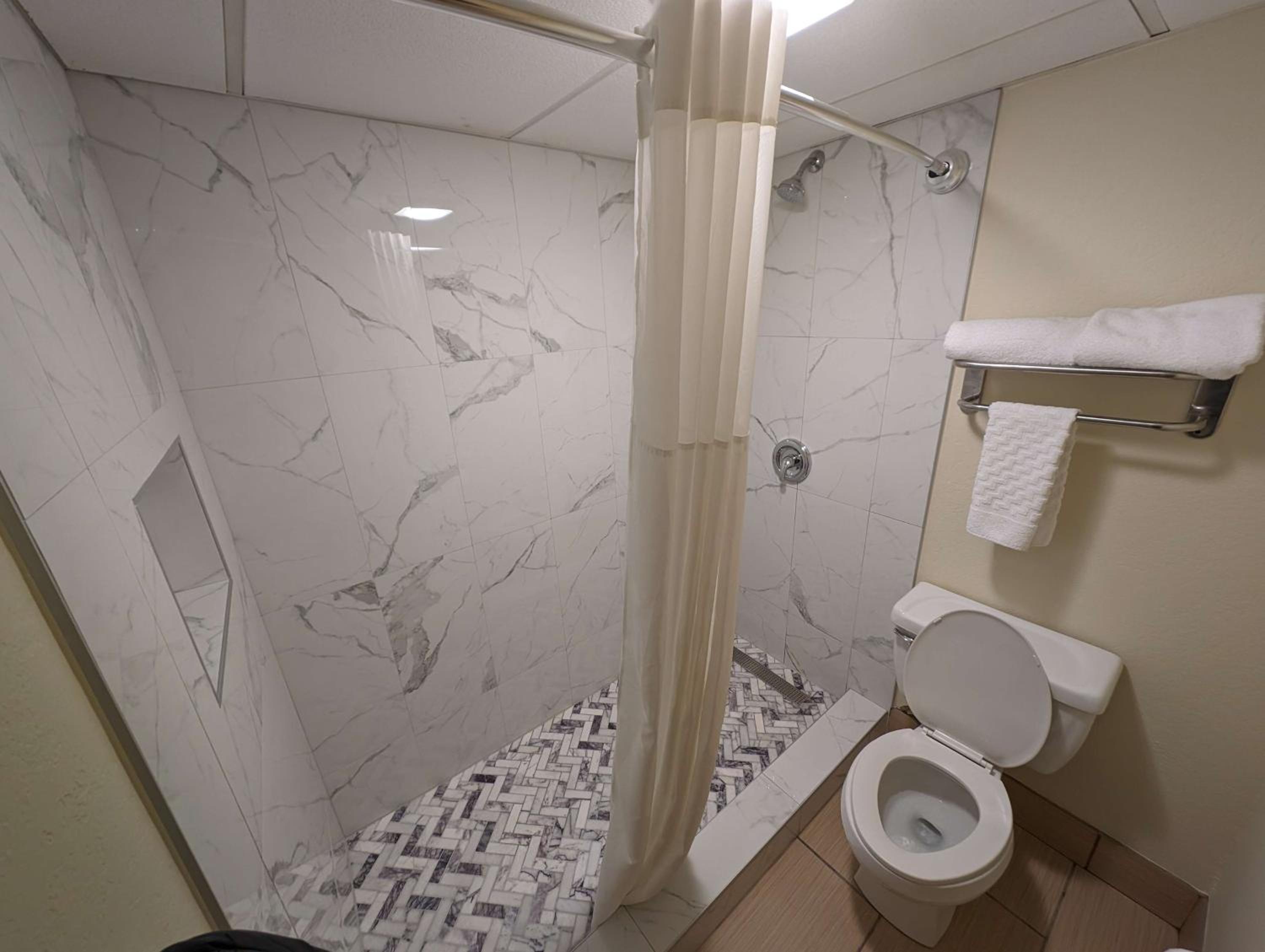 Queen Junior Suite with Two Queen Beds and Shower - Non-Smoking photo 2