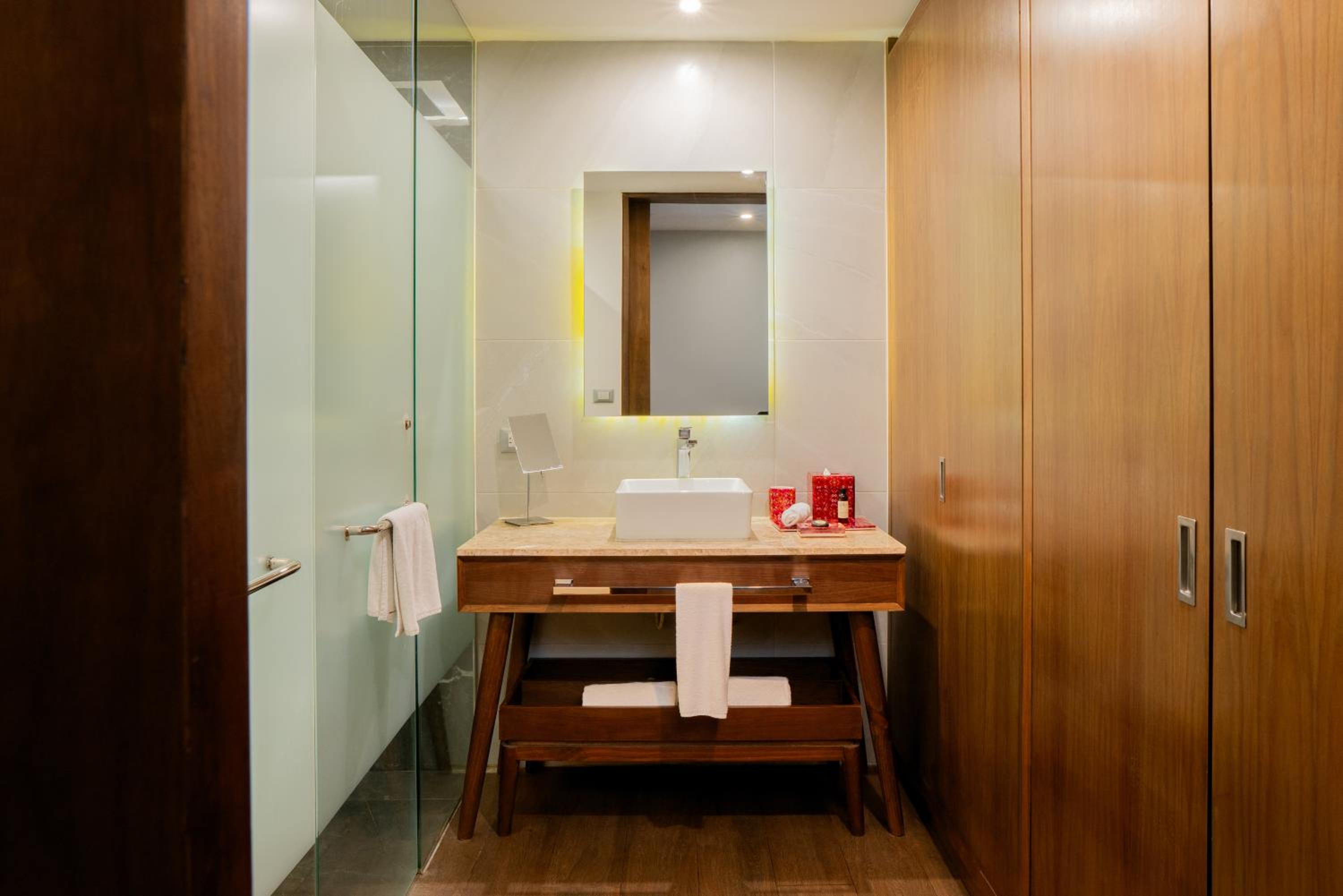 Junior King Suite with Seating Area photo 3