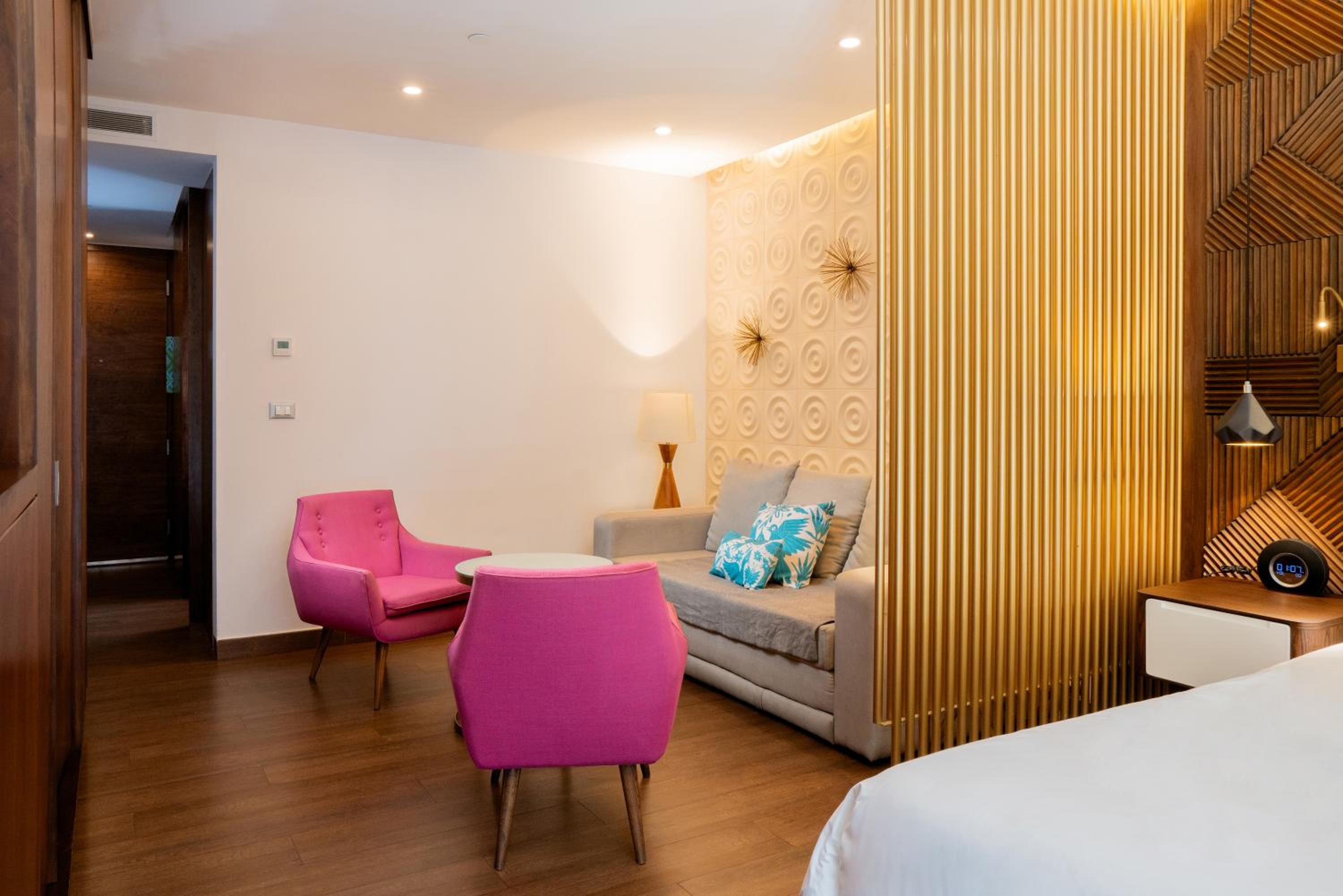 Junior King Suite with Seating Area photo 2