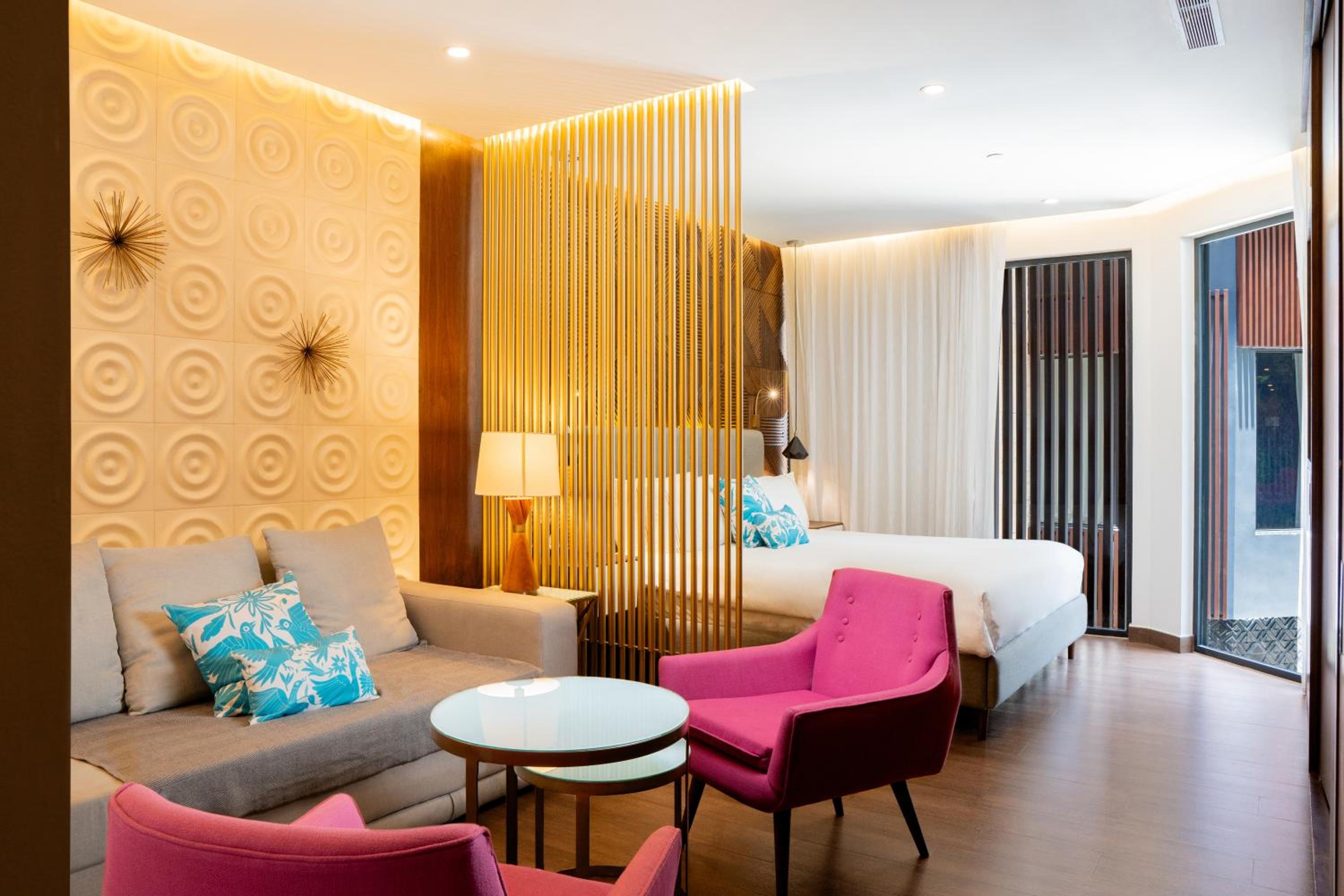 Junior King Suite with Seating Area photo 1